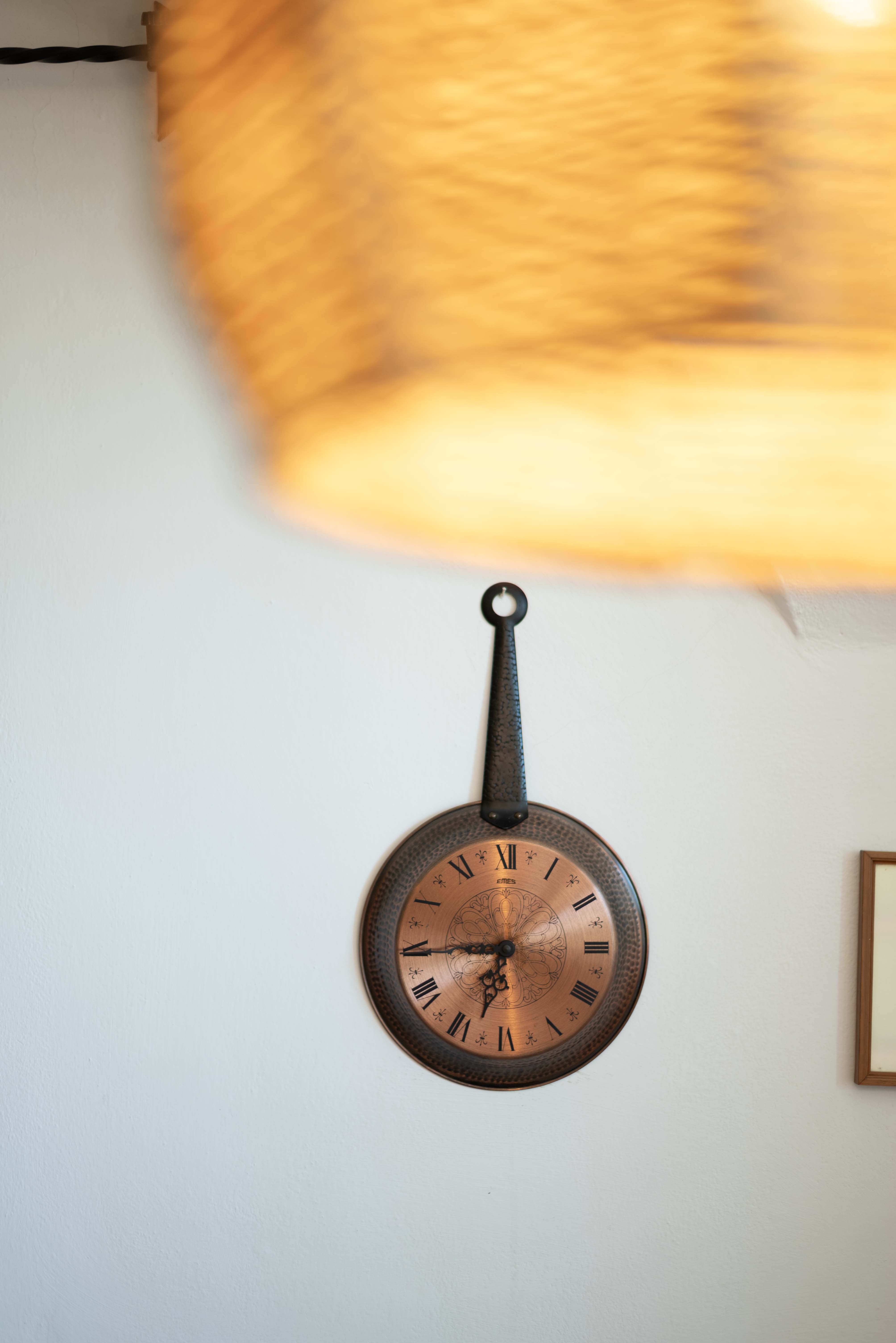 Uhr und Lampe als Dekoration im Appartment