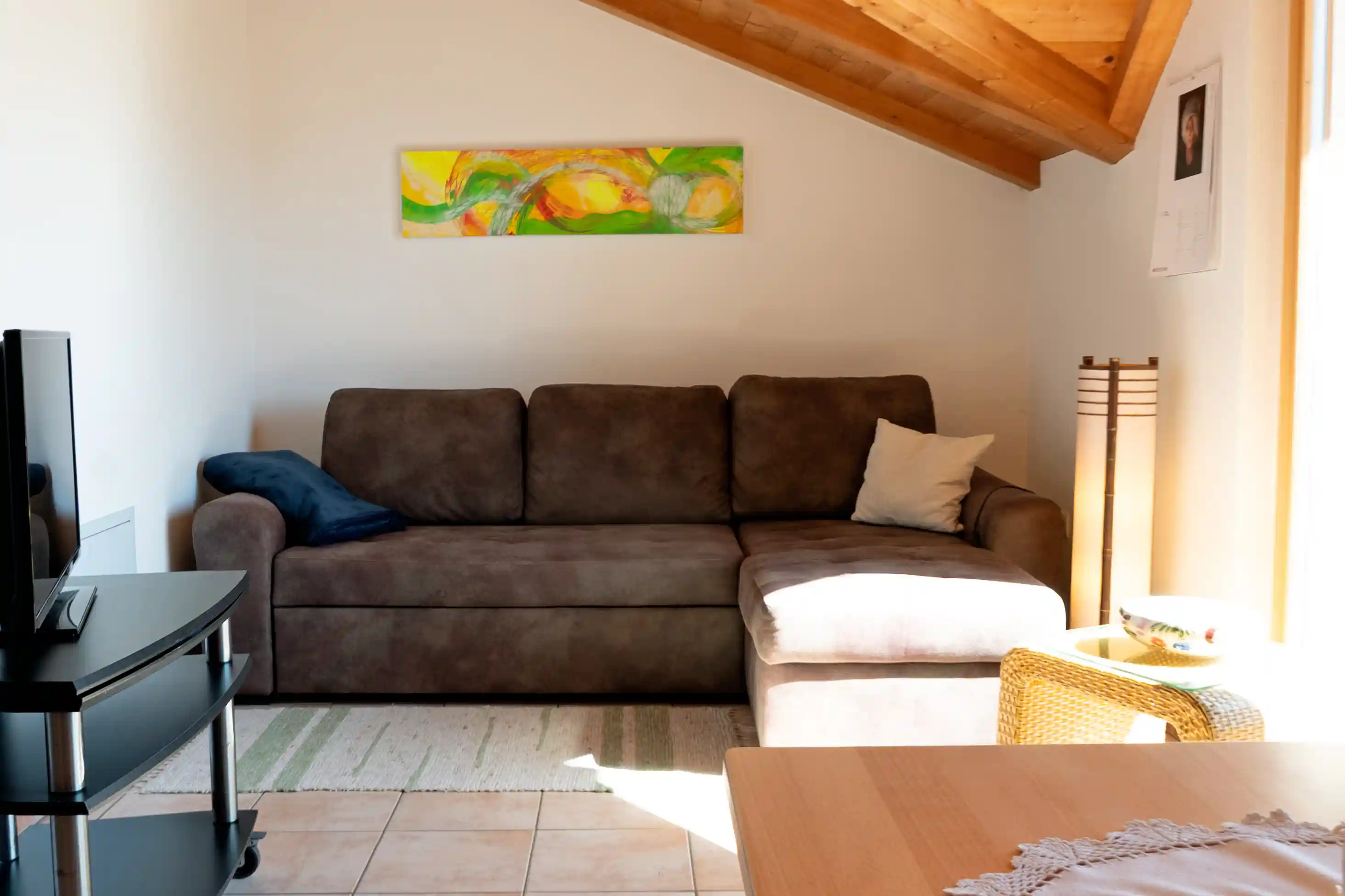 Wohnzimmer mit Sofa im Appartment Schlern