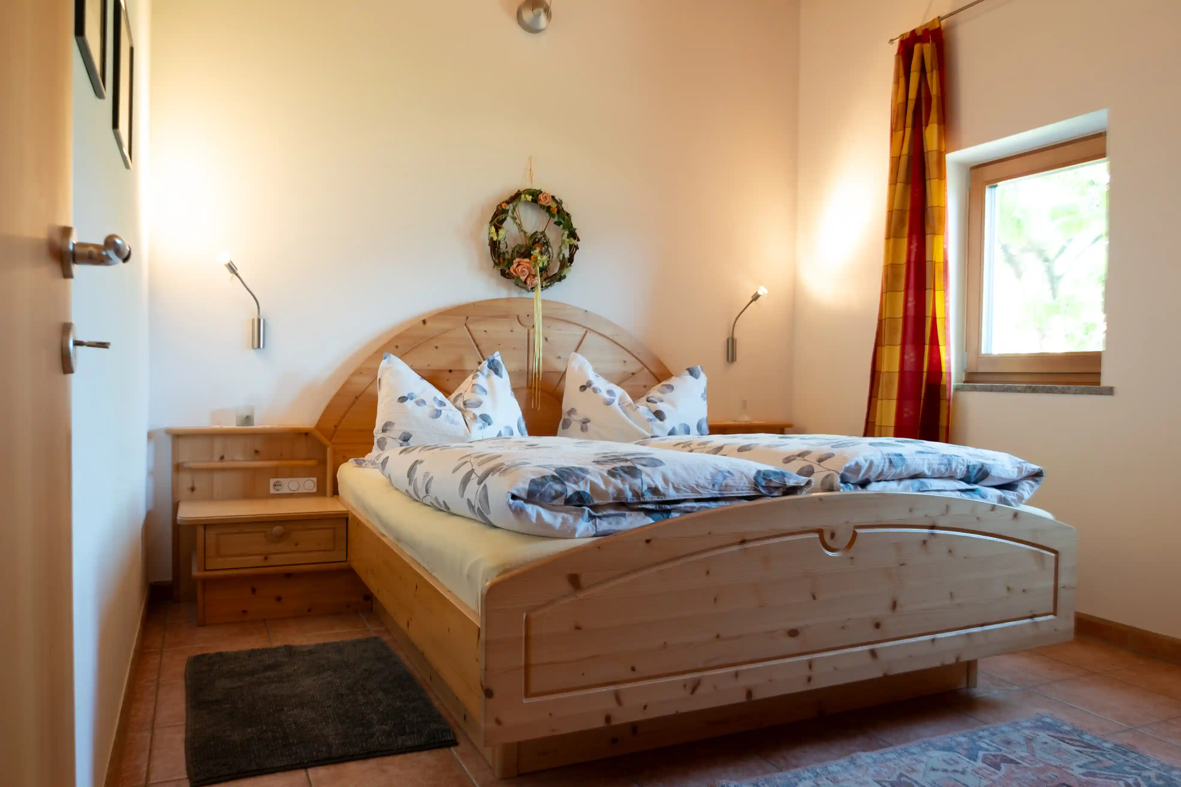 Schlafzimmer mit Doppelbett im Appartment Schlern