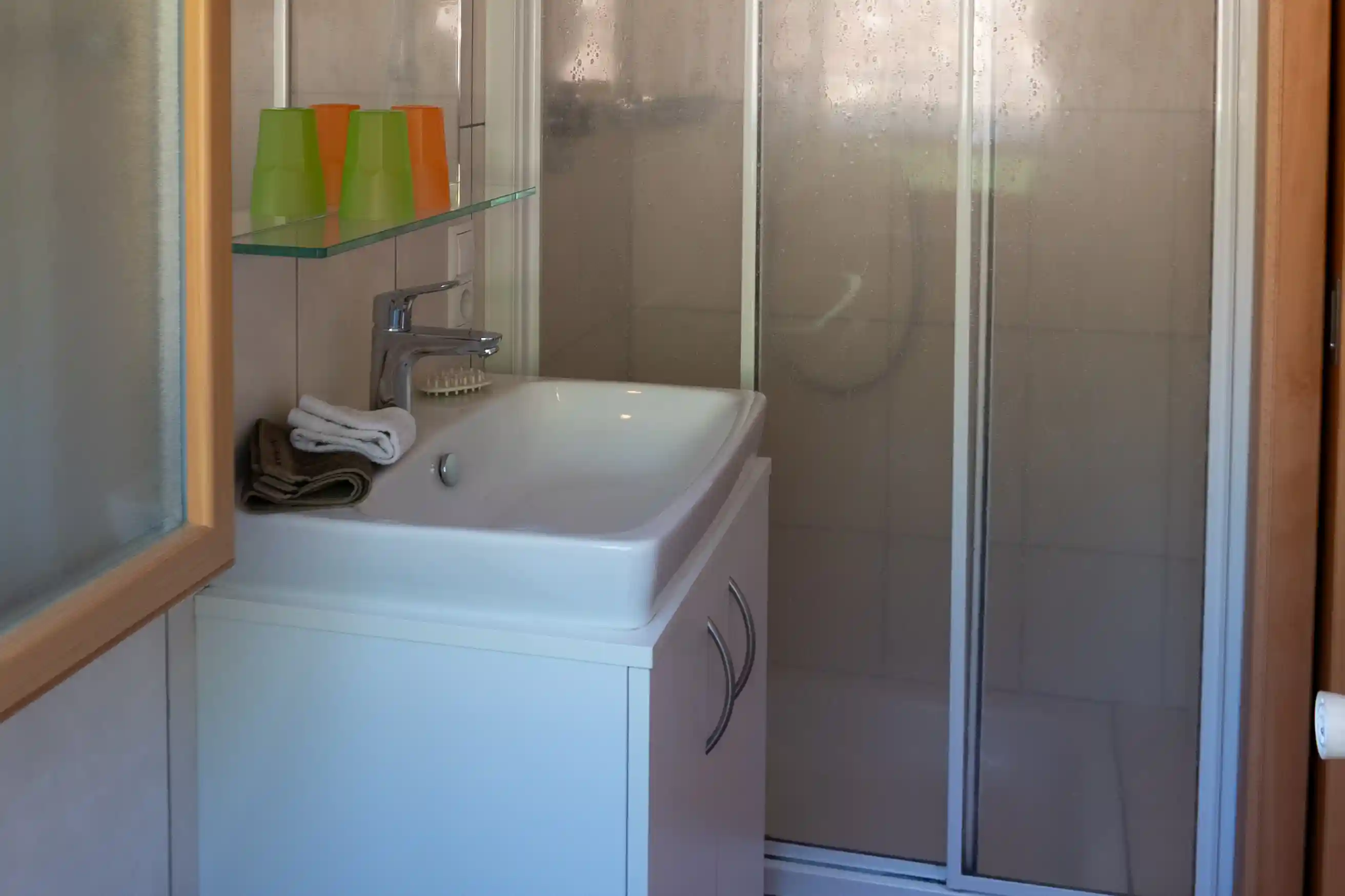 Badezimmer mit Dusche im Appartment Schlern
