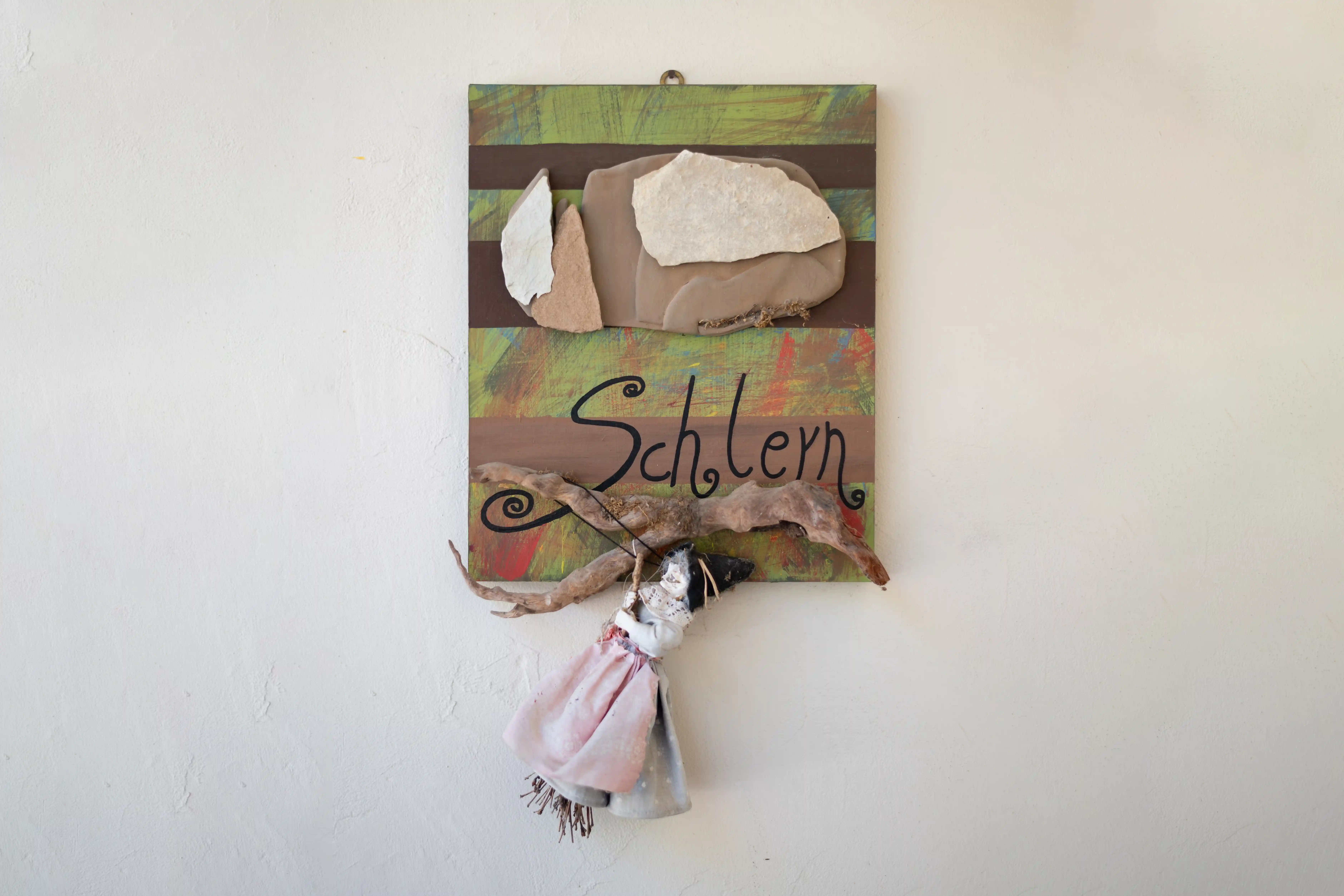 Handbemaltes Türschild des Appartments Schlern