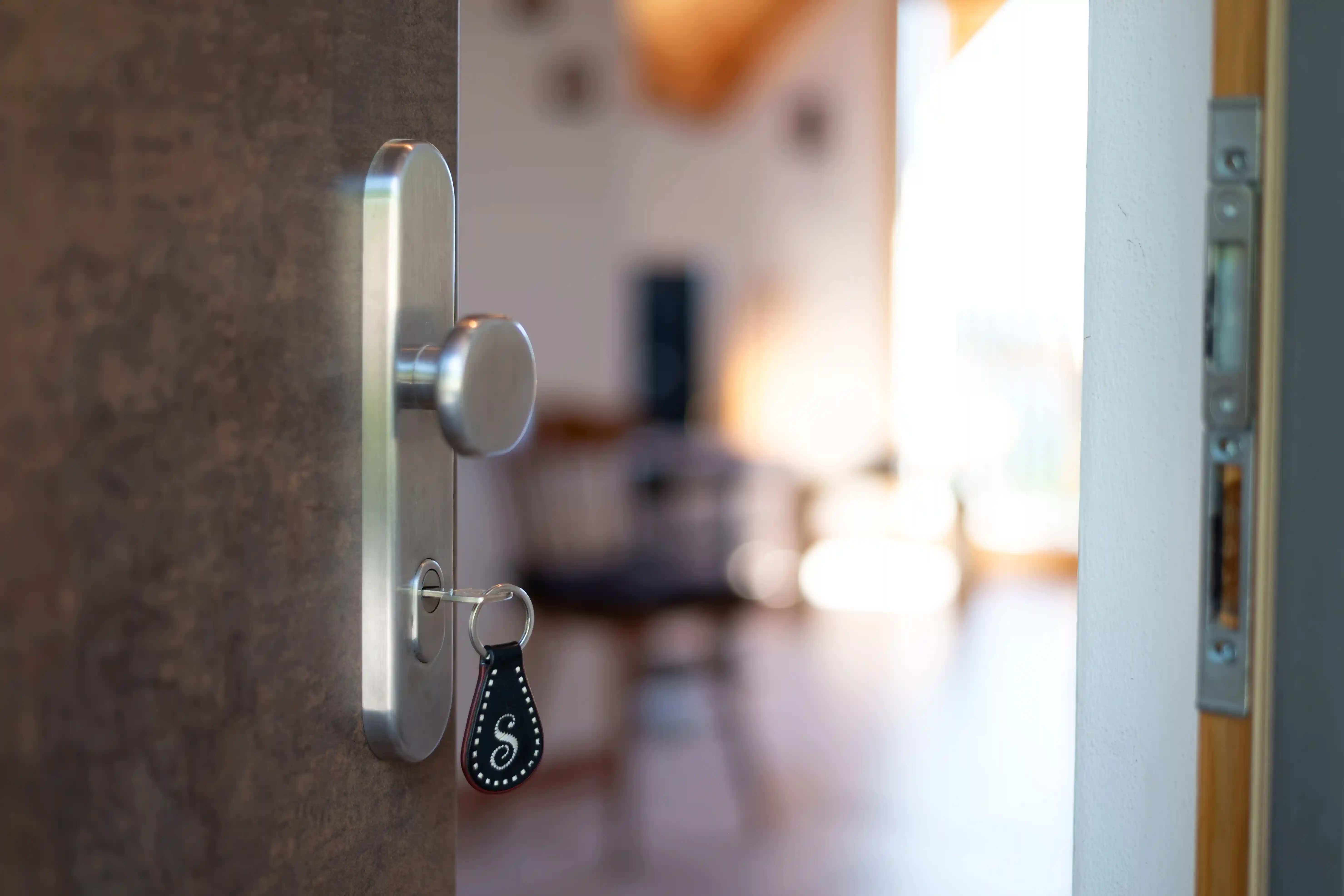 Wohnungstür mit Schlüssel zum Appartment Schlern
