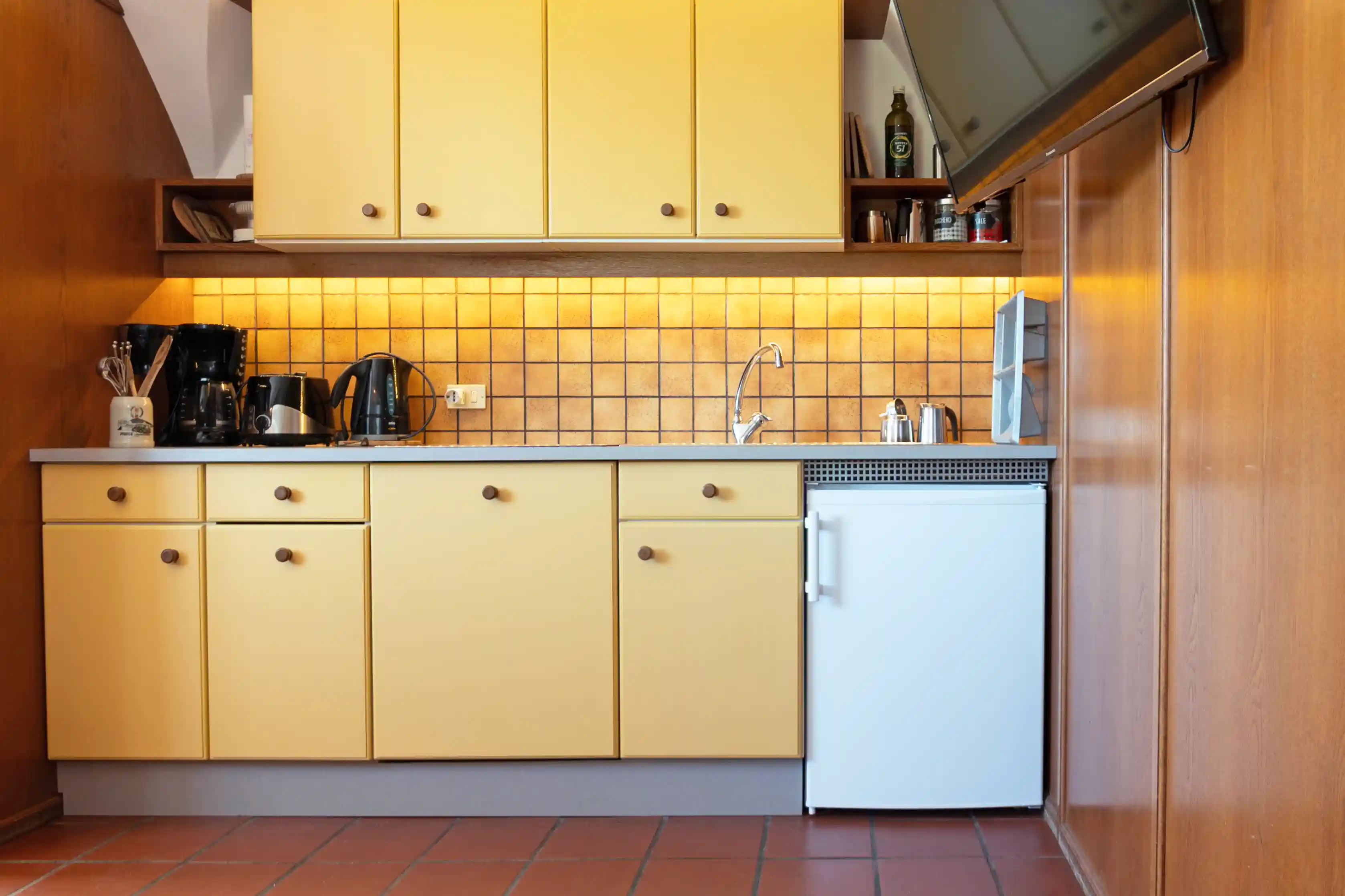 Küchenzeile mit Kühlschrank im Appartment Rosengarten