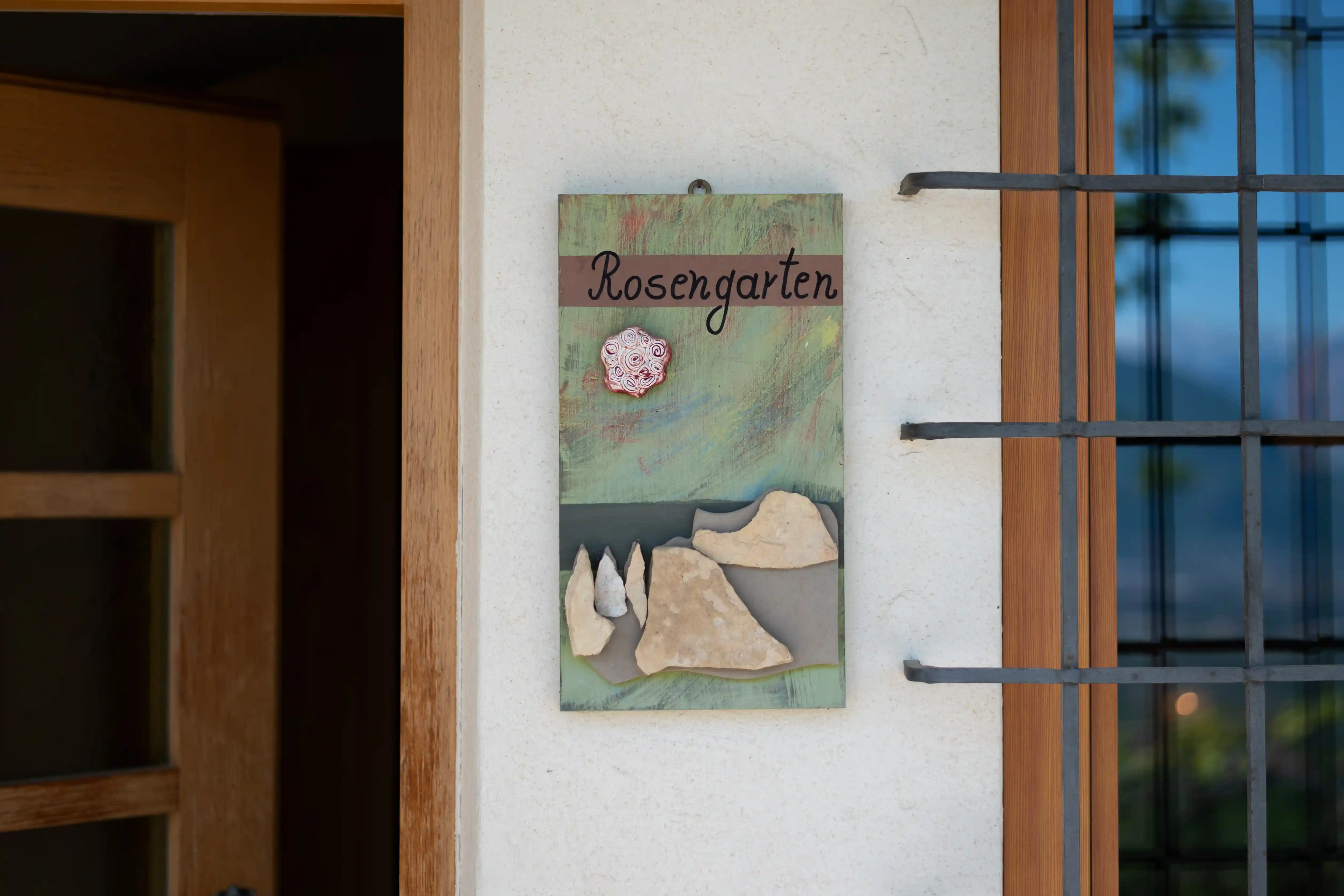 Handbemaltes Türschild des Appartments Rosengarten