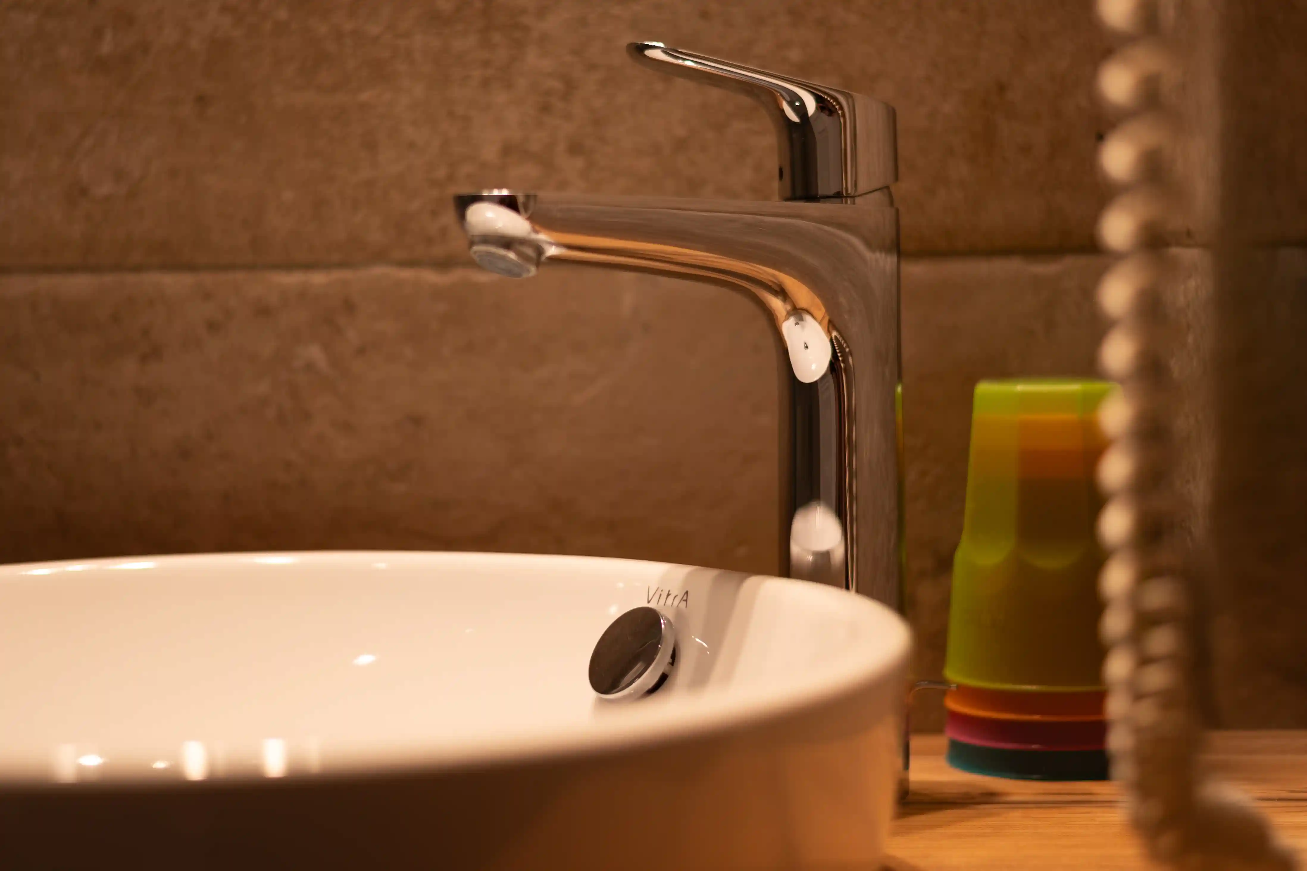 Waschbecken mit Armatur im Bad des Appartments Rosengarten