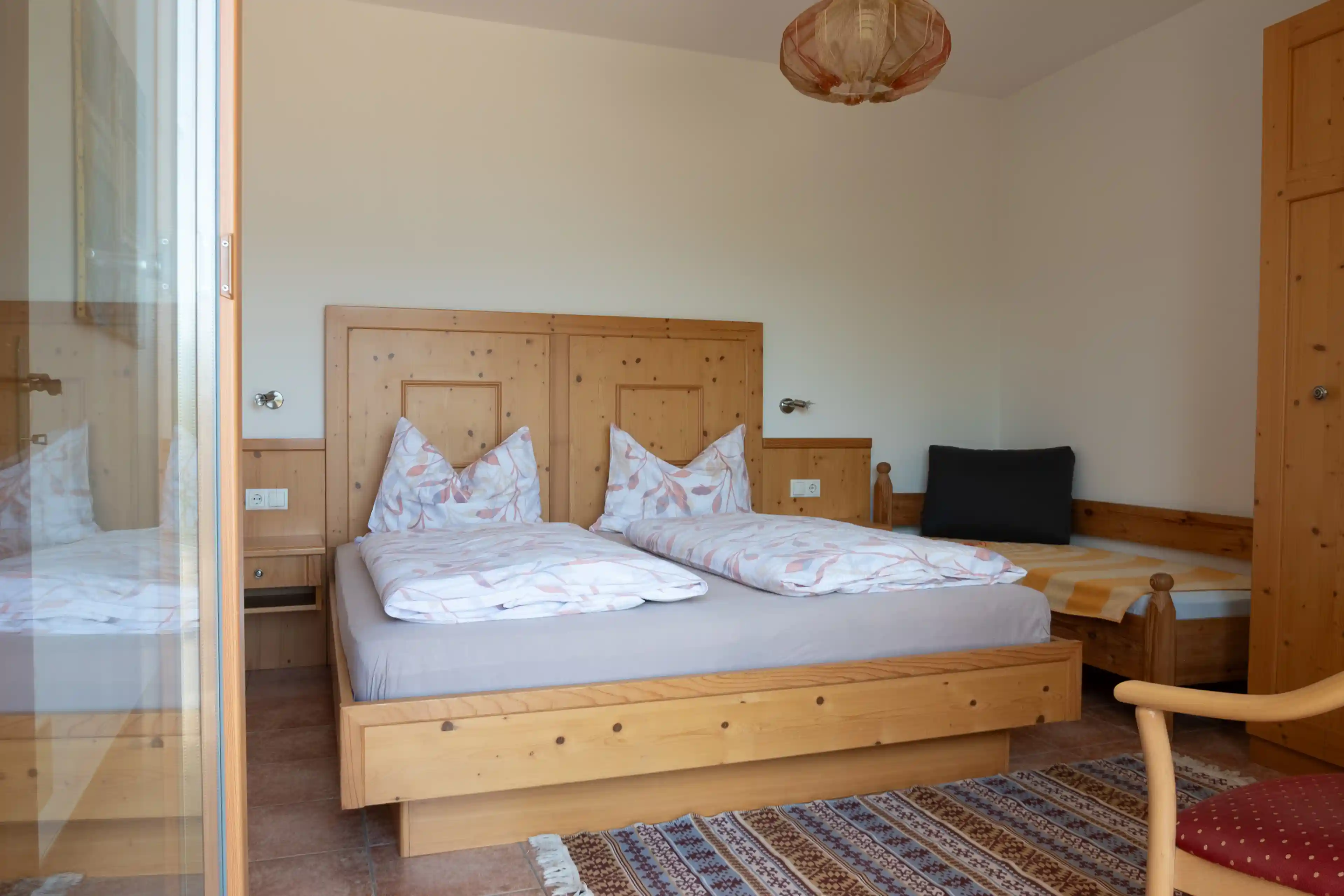 Schlafzimmer mit Doppelbett im Appartment Rosengarten
