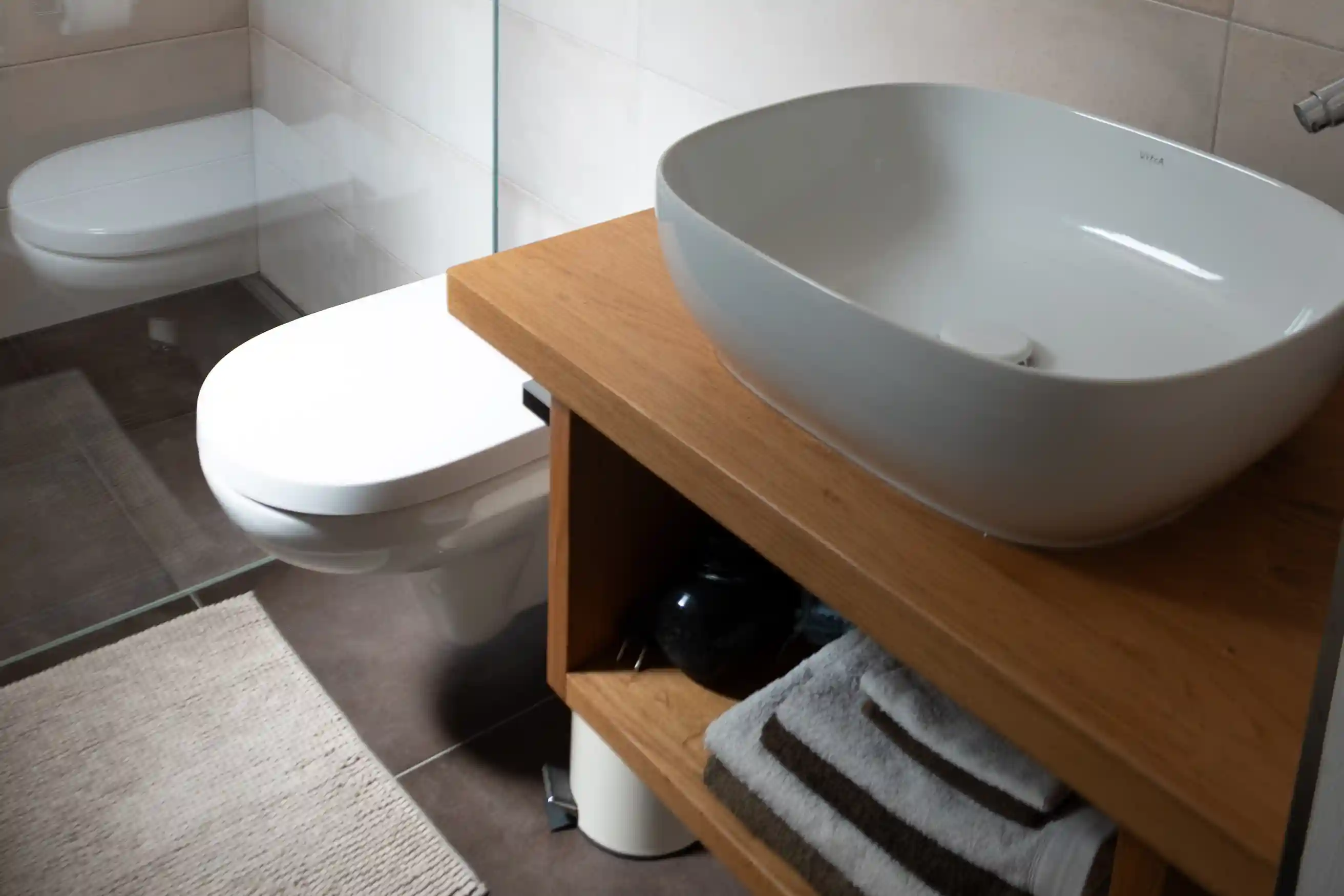 Modernes Badezimmer mit Aufsatzwaschbecken und WC im Appartment Latemar