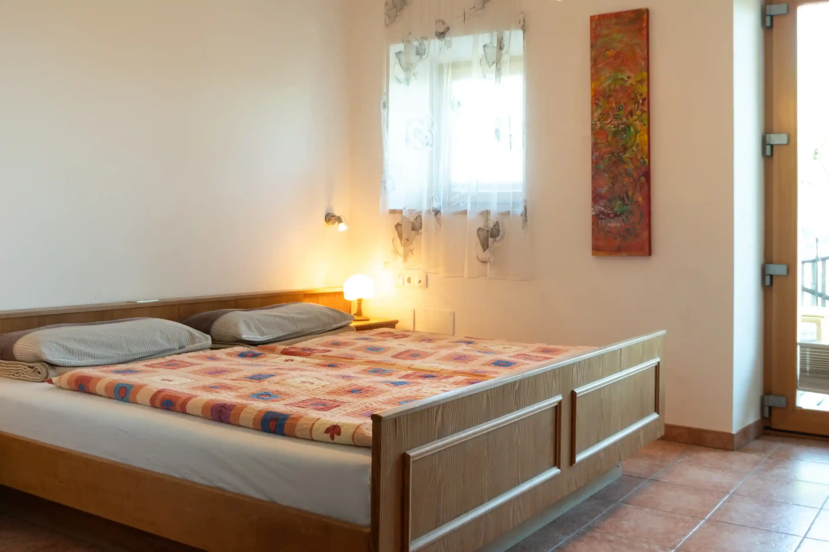 Schlafzimmer mit Doppelbett im Appartment Latemar