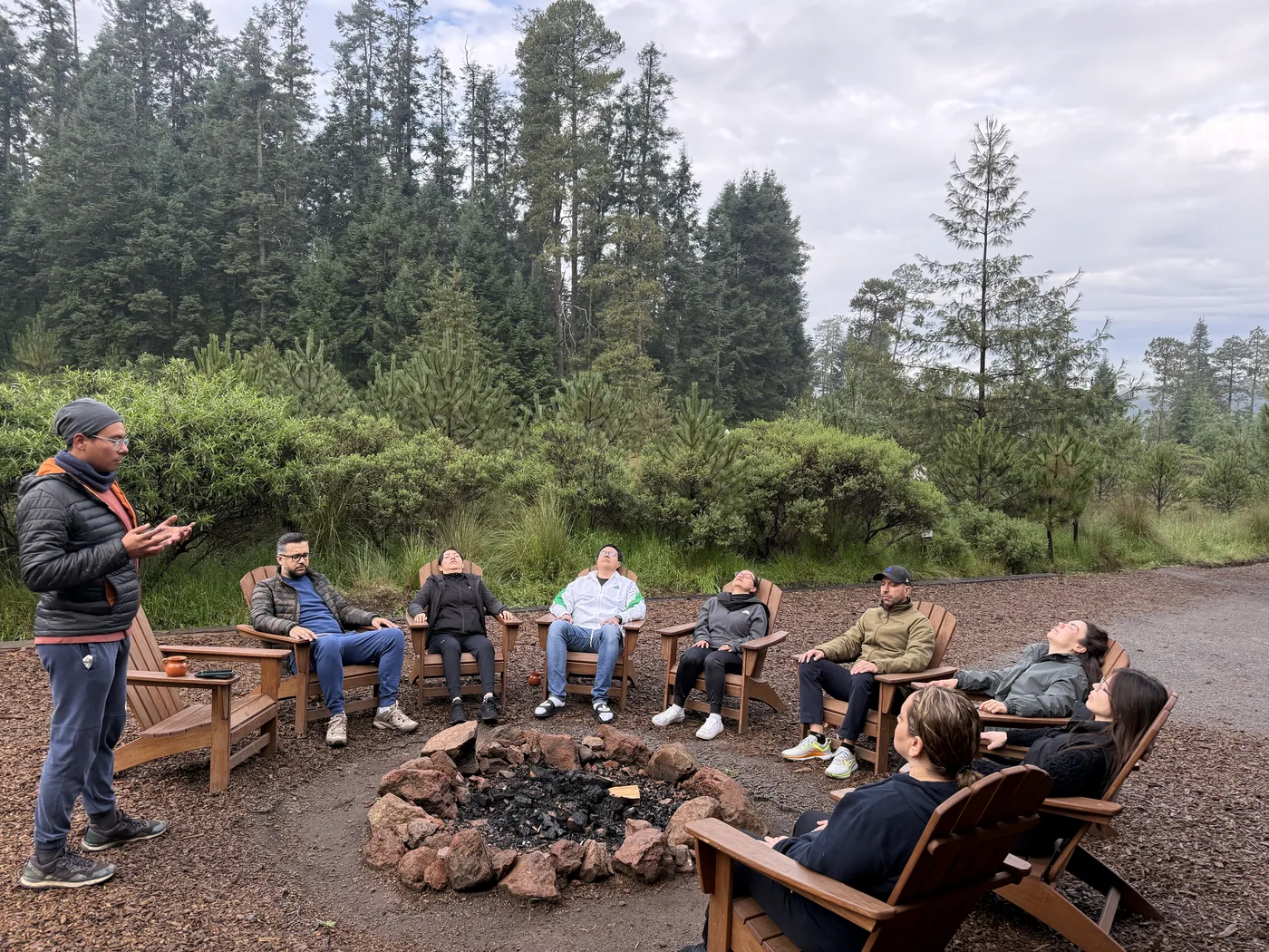 Offsite de equipo directivo alrededor de una fogata