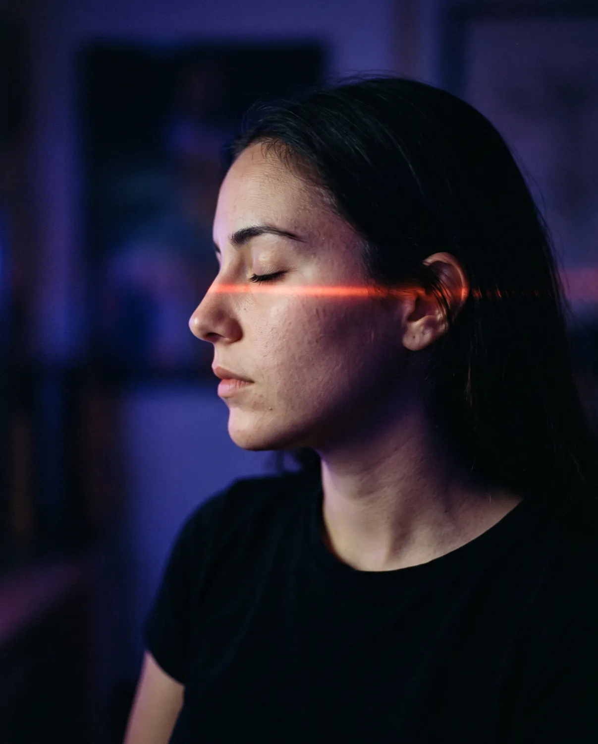 Perfil de una mujer con una línea de luz cálida recorriendo su rostro
