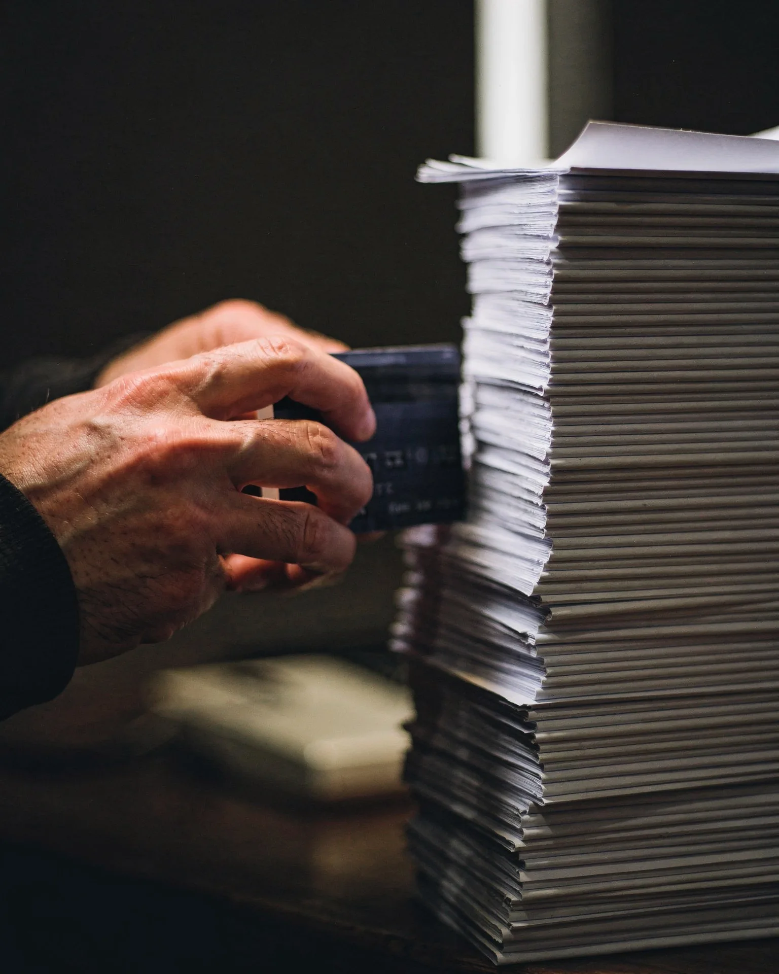 Manos repitiendo el mismo trámite en papel