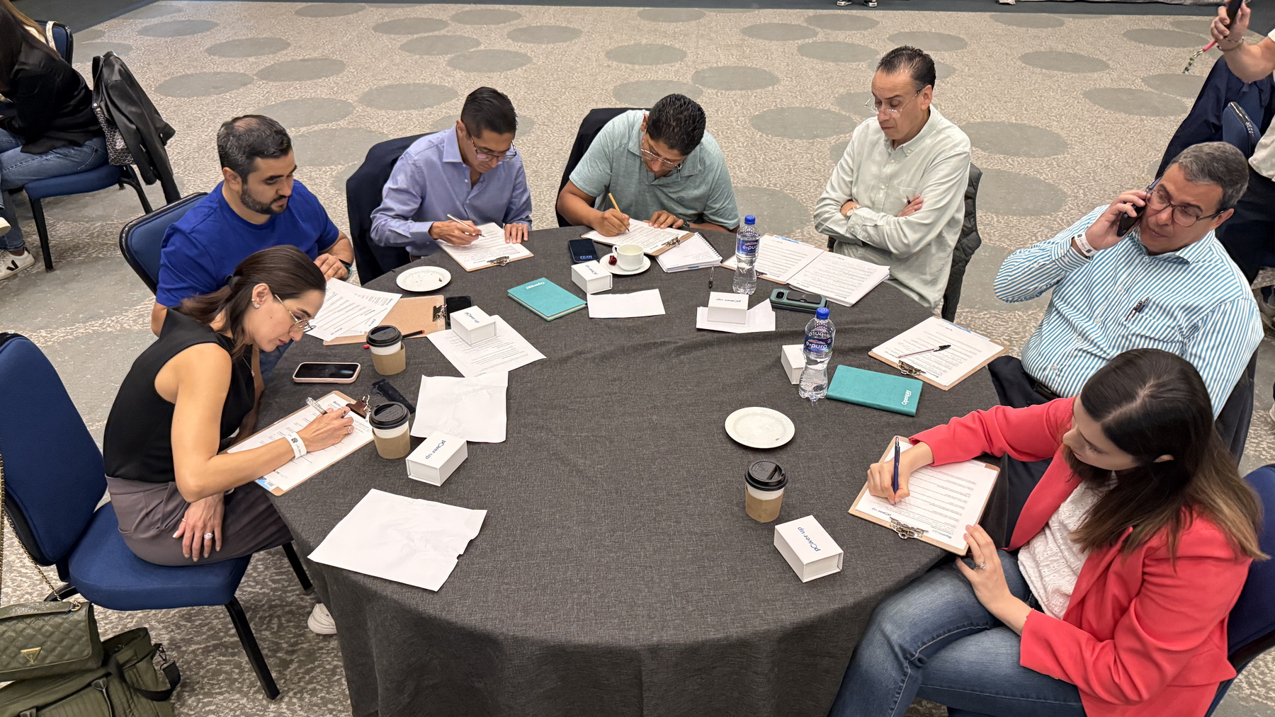 Líder en sesión de trabajo con su equipo