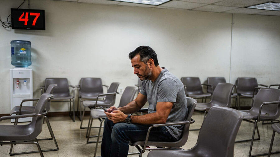 Un cliente esperando su turno en una sala vacía
