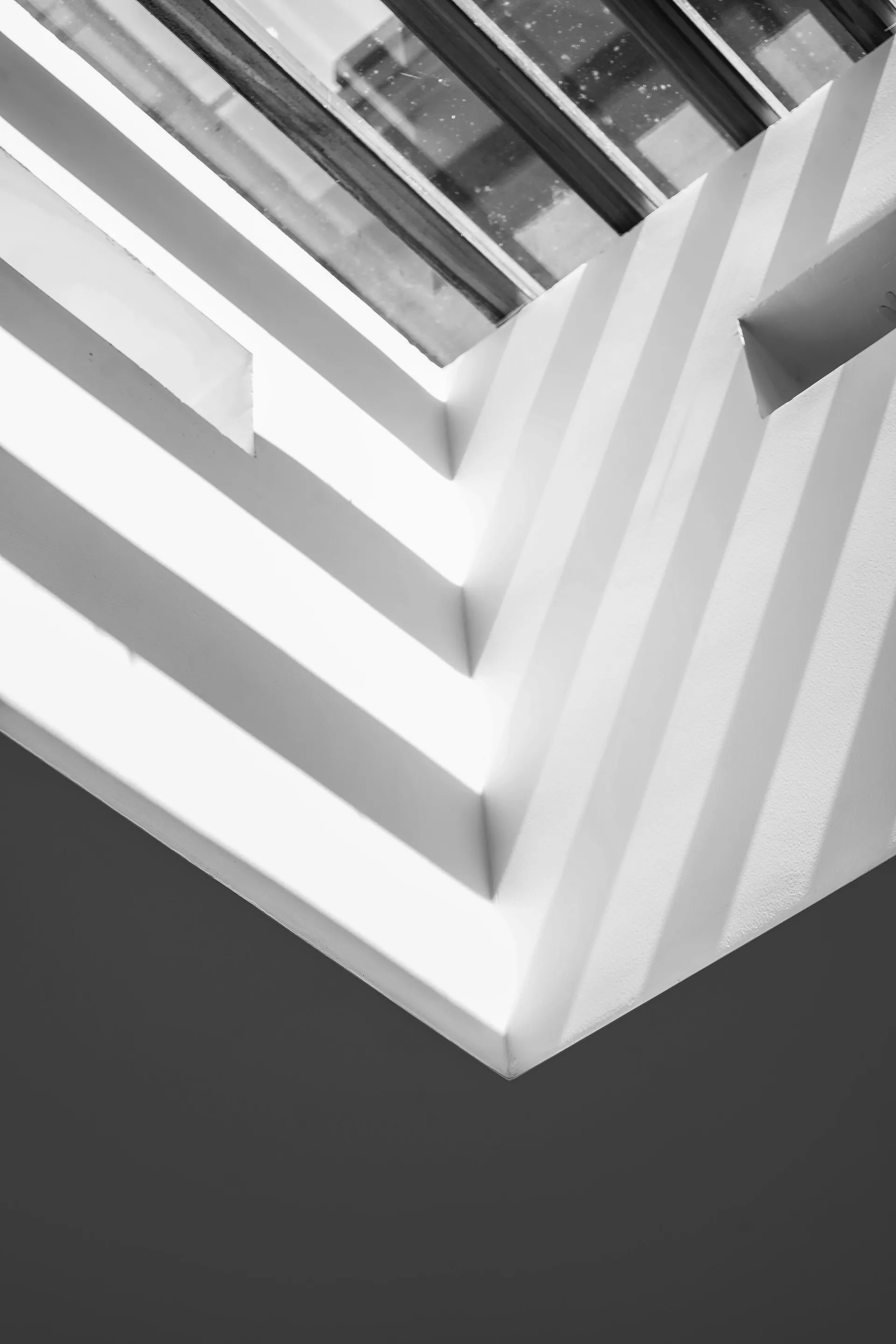 Weiße Architektur mit klaren Schatten – Präzision bei Kaspiya Studio
