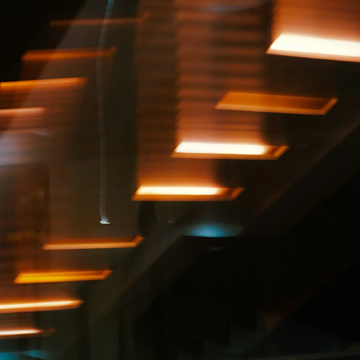 Aufsteigende orangene Lichter – wachsende Anfragen bei Kaspiya Studio