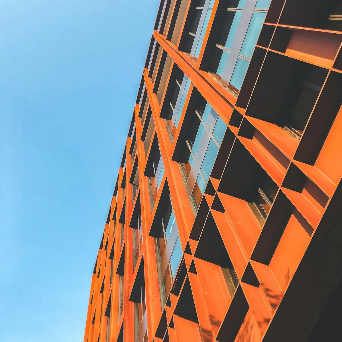 Oranges Gebäude hebt sich vom blauen Himmel ab – Sichtbarkeit durch SEO