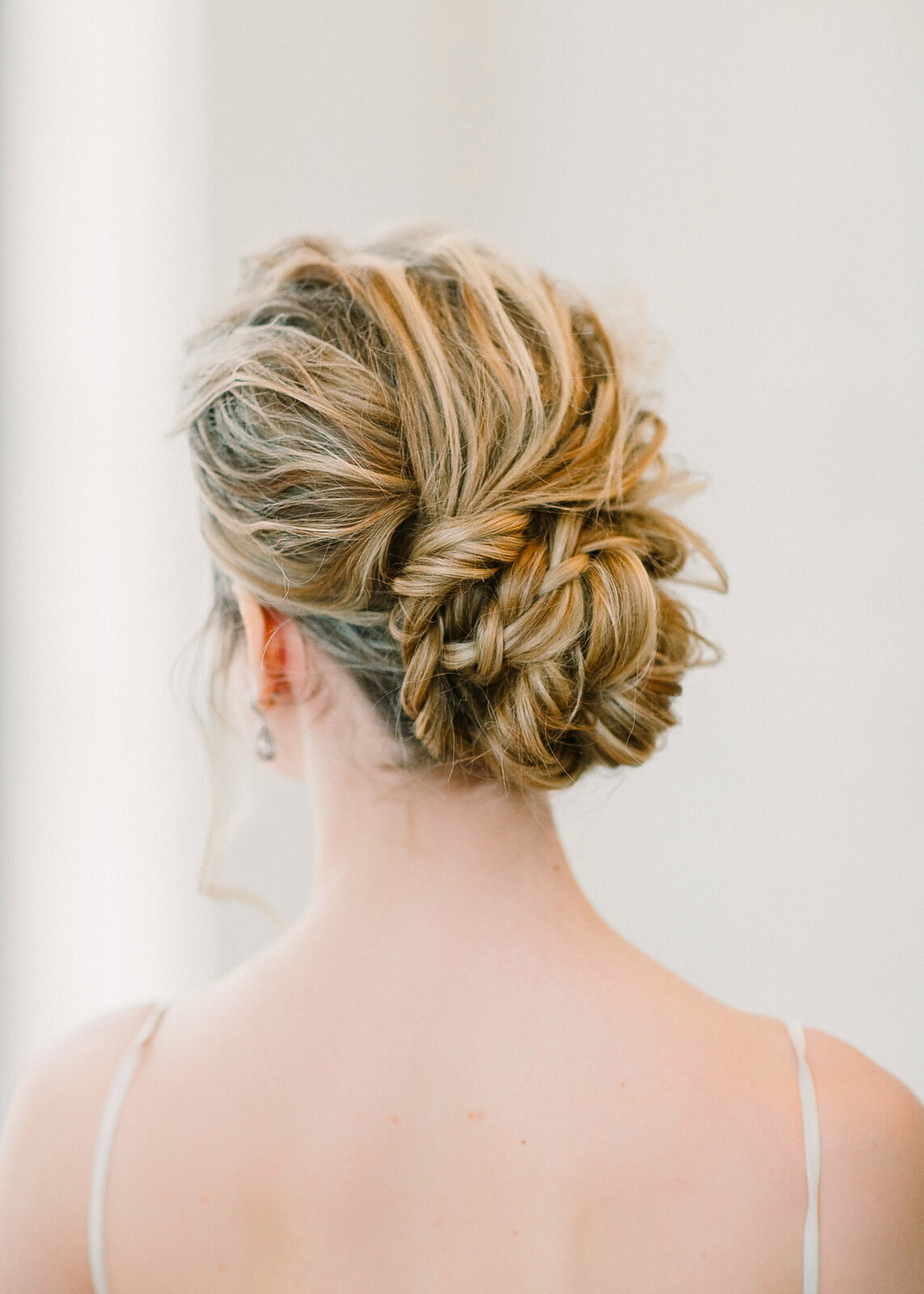 Bride with veil and elegant hairstyle