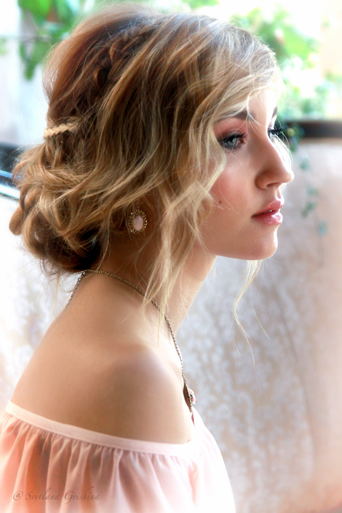 Bride with luminous skin and natural makeup