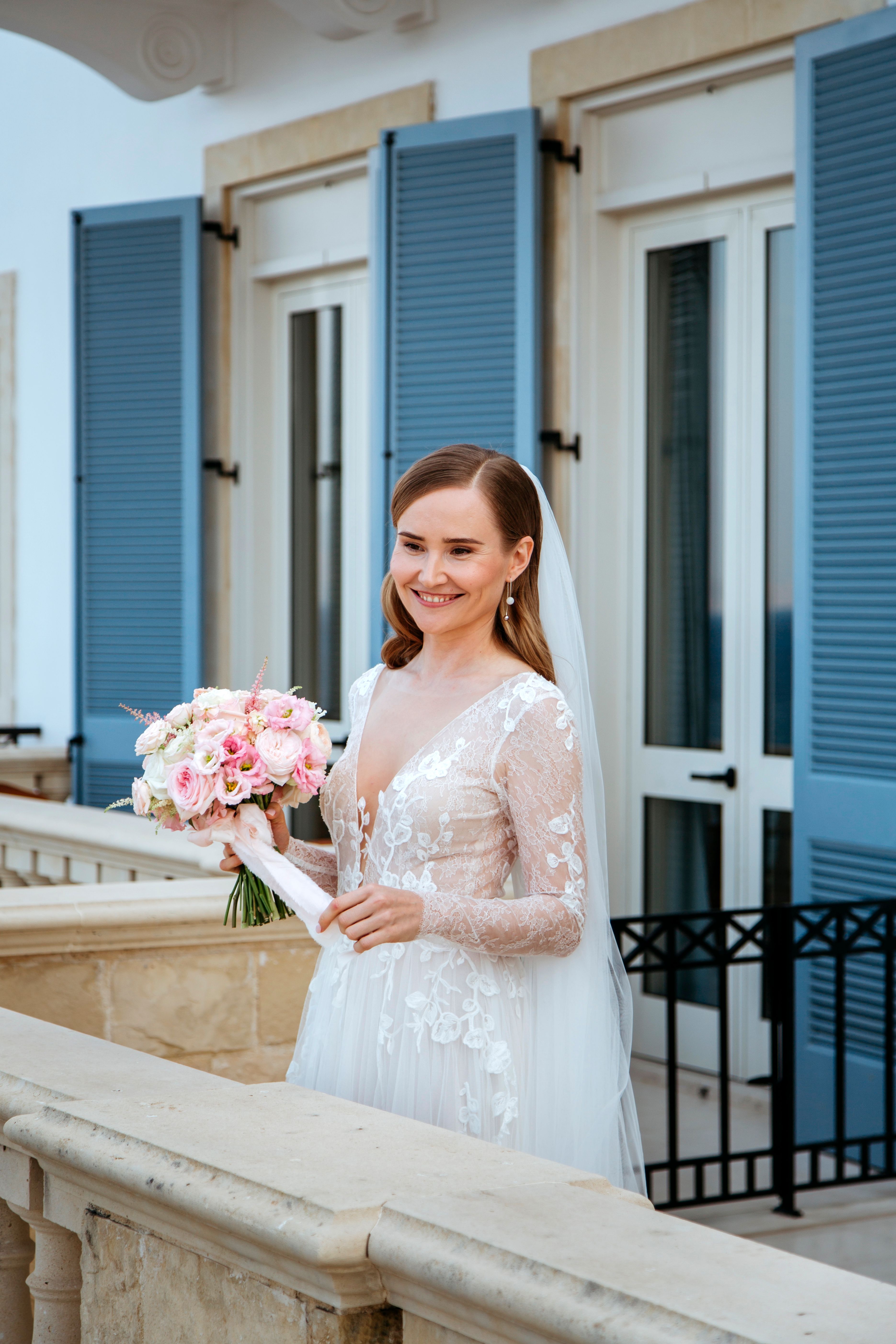 Glowing bridal makeup, summer wedding