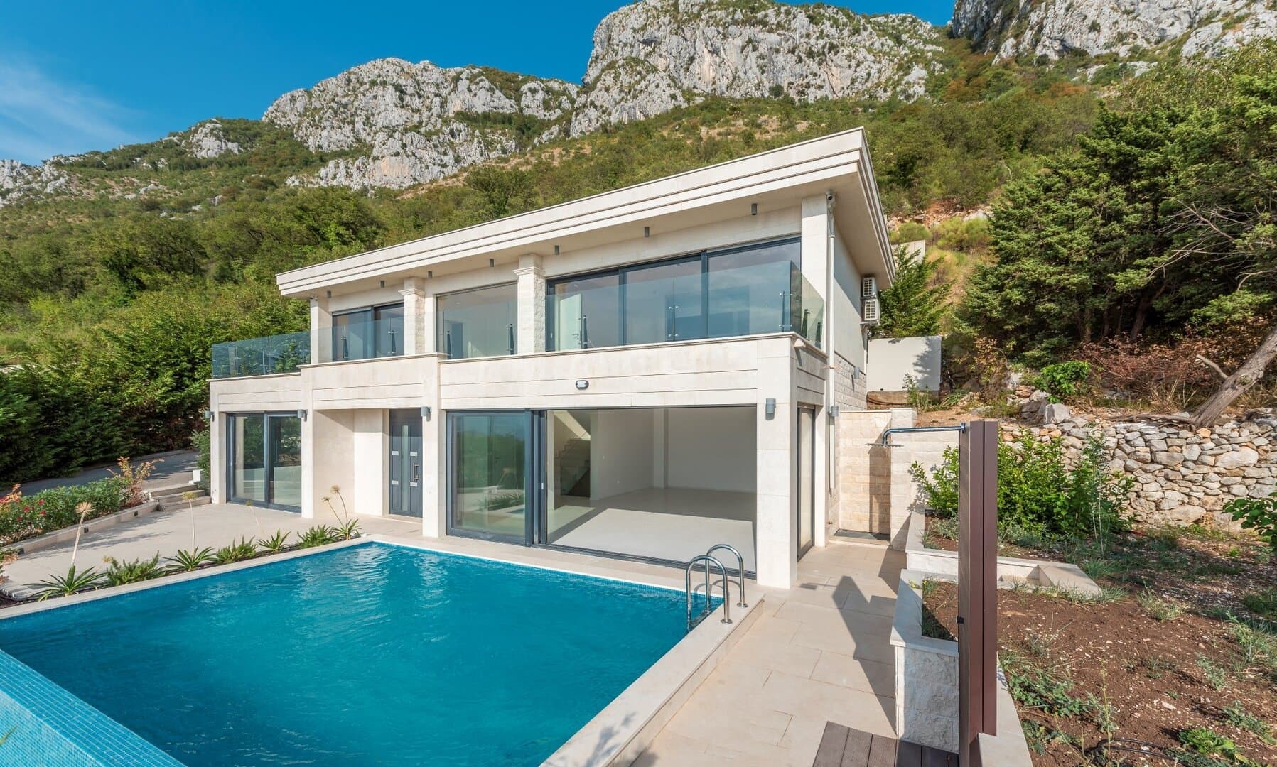 Three-Bedroom Villa with Pool in Tudorovići, Budva Riviera
