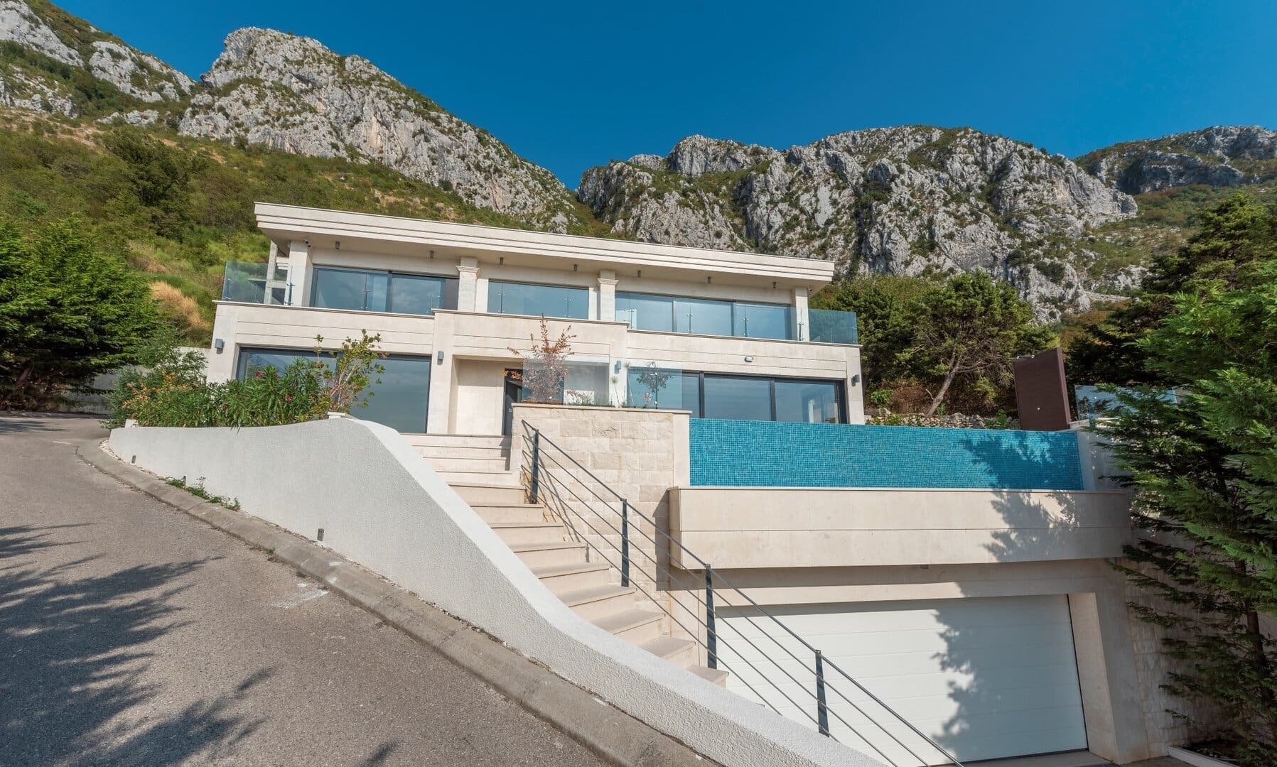 Three-Bedroom Villa with Pool in Tudorovići, Budva Riviera