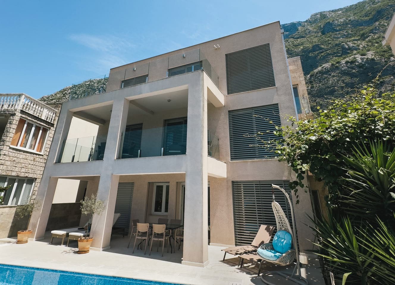 Six-Bedroom Villa with Pool in Dobrota, Kotor Bay