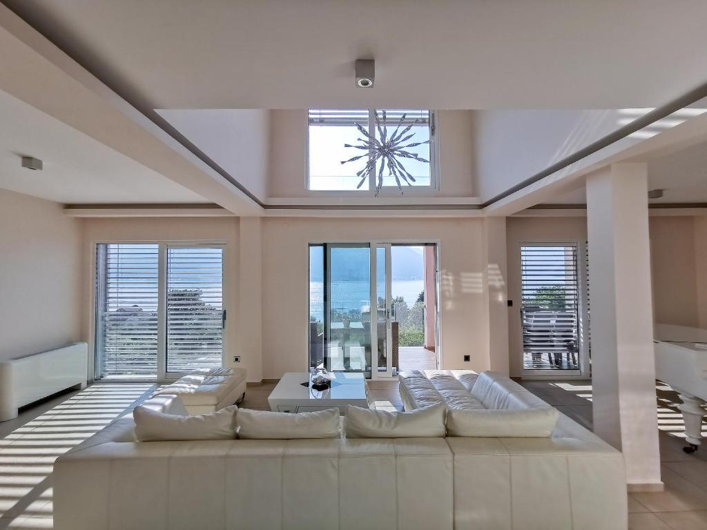 Six-Bedroom Villa with Pool in Dobrota, Kotor Bay