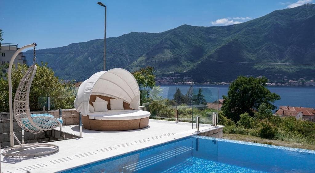 Six-Bedroom Villa with Pool in Dobrota, Kotor Bay