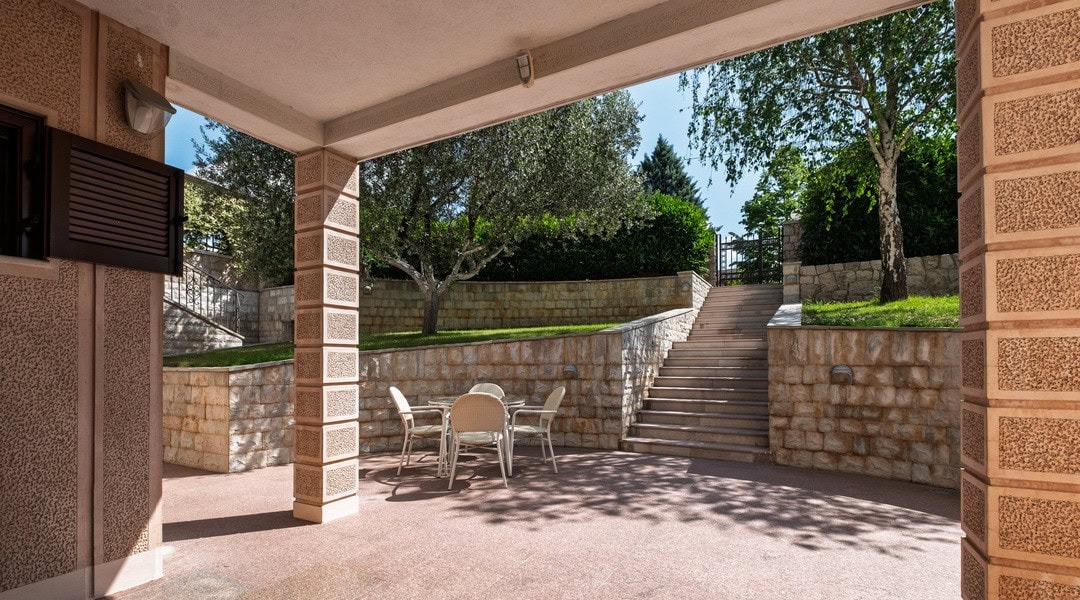 Five-Bedroom Riverside Estate near Podgorica