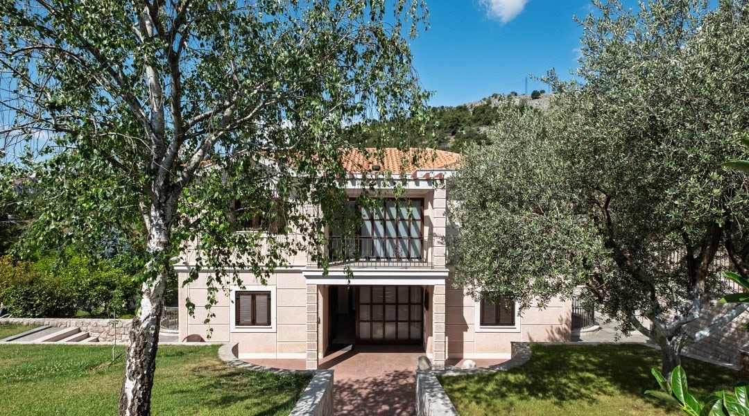 Five-Bedroom Riverside Estate near Podgorica