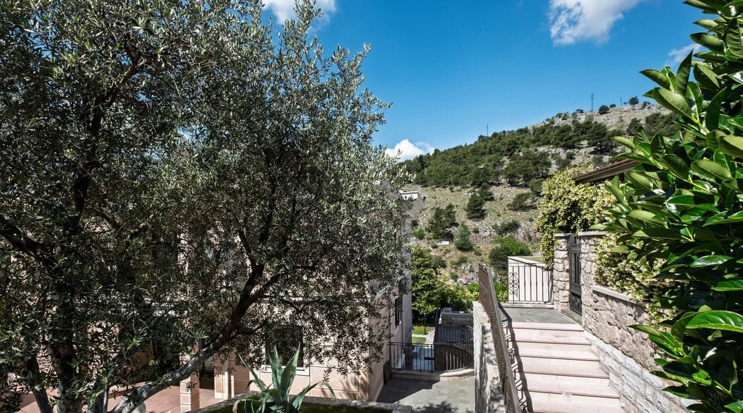 Five-Bedroom Riverside Estate near Podgorica