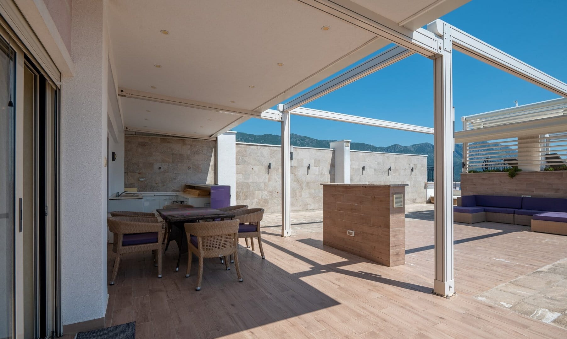 Two-Bedroom Penthouse with Rooftop Jacuzzi in Bečići, Budva