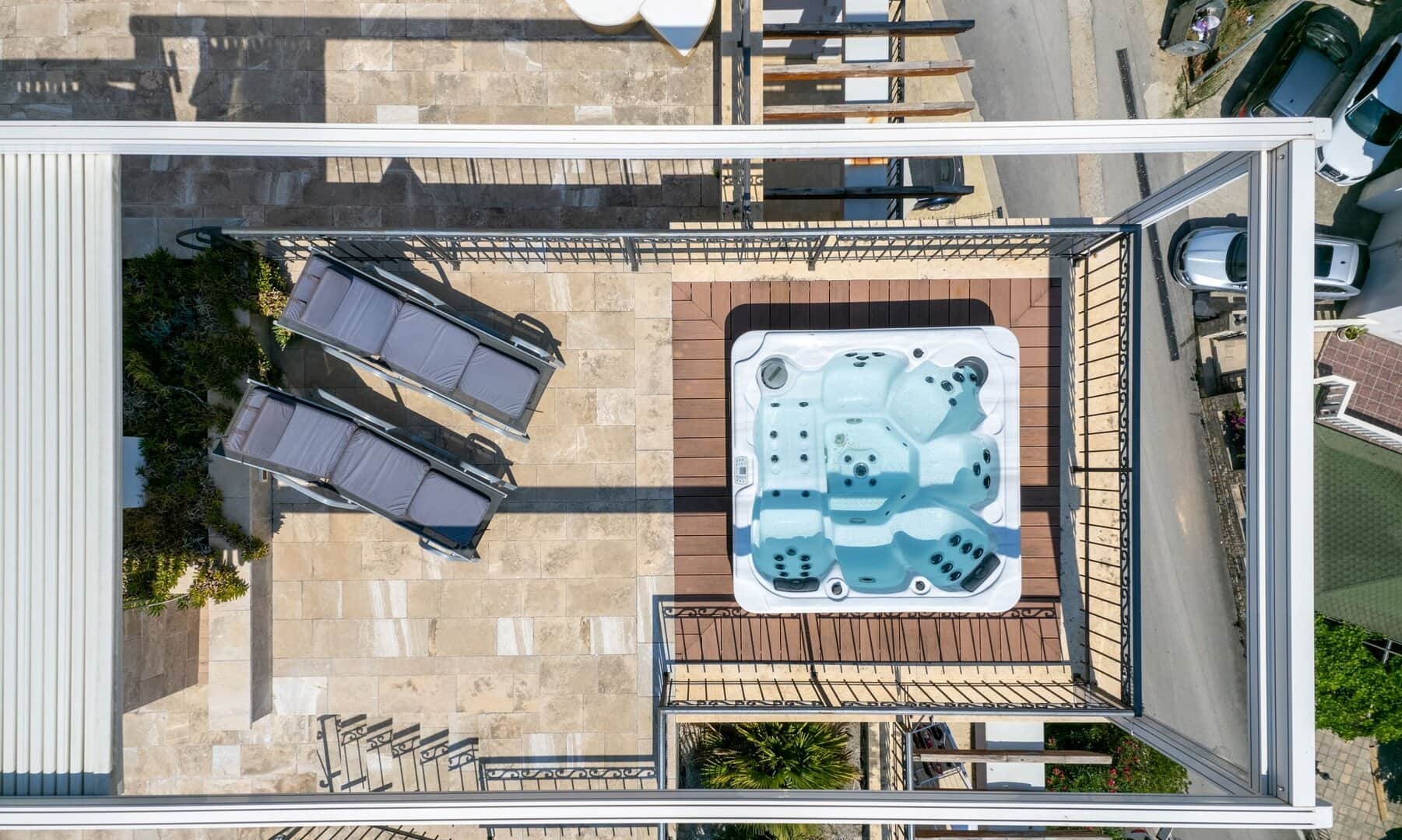 Two-Bedroom Penthouse with Rooftop Jacuzzi in Bečići