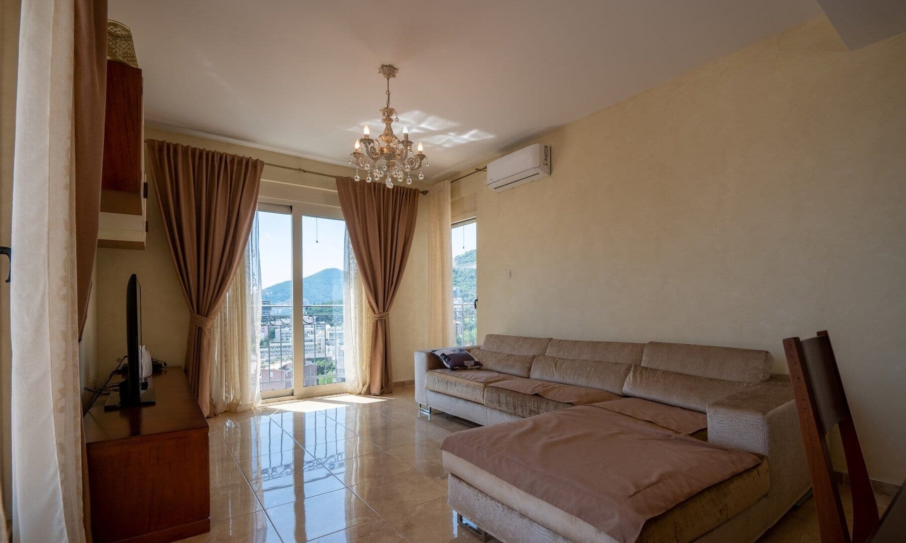 Two-Bedroom Penthouse with Rooftop Jacuzzi in Bečići
