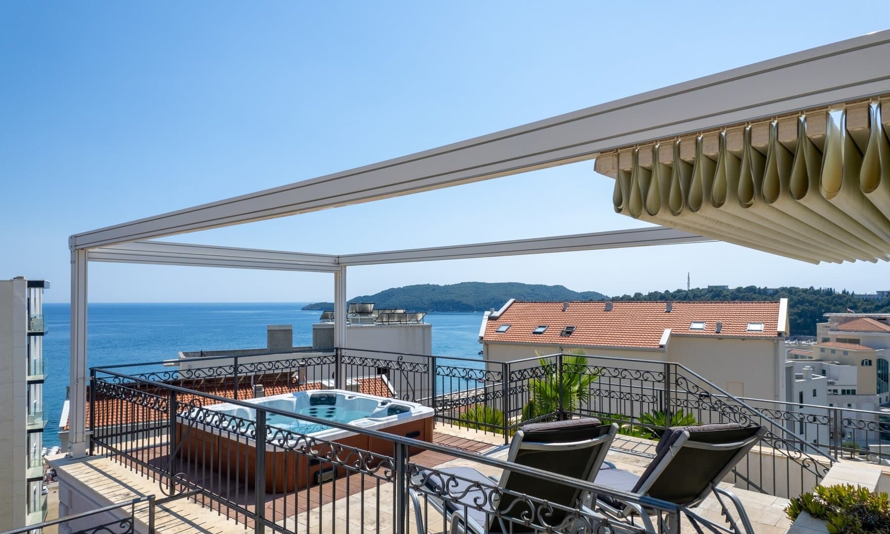 Two-Bedroom Penthouse with Rooftop Jacuzzi in Bečići, Budva