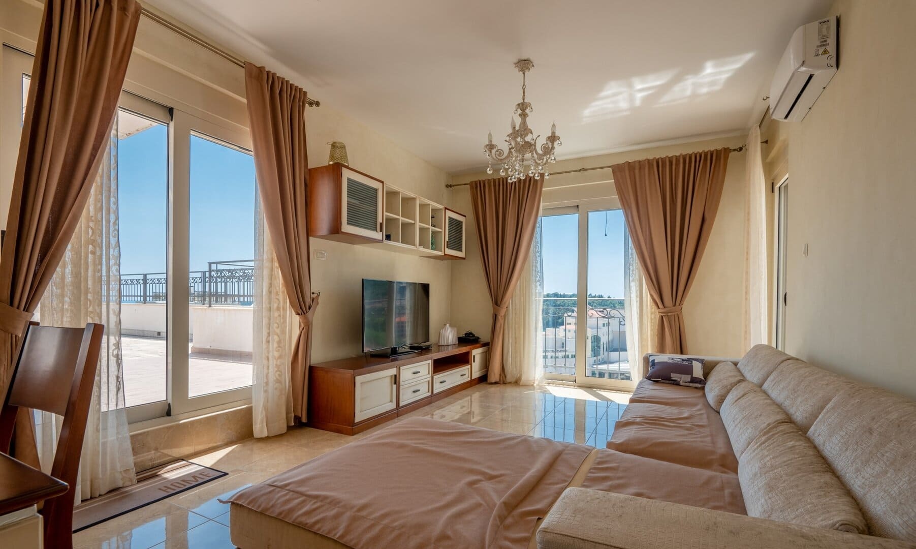 Two-Bedroom Penthouse with Rooftop Jacuzzi in Bečići