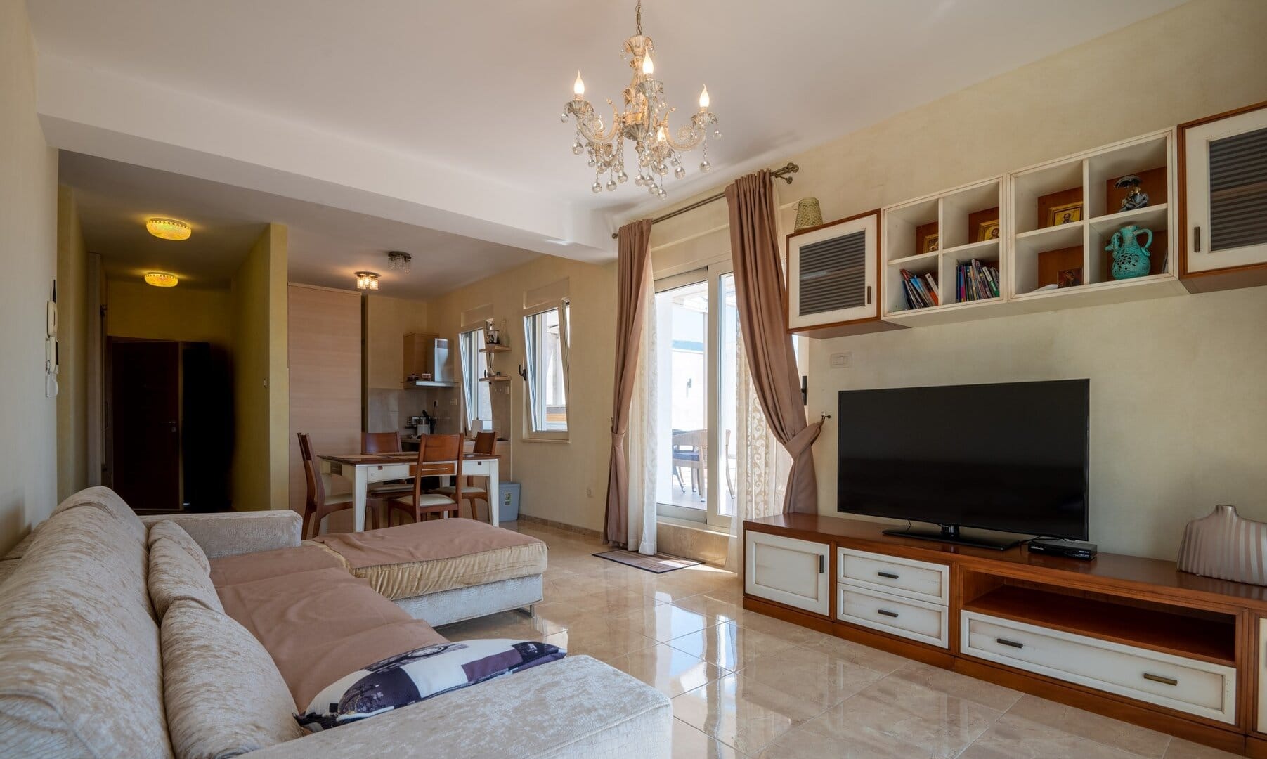 Two-Bedroom Penthouse with Rooftop Jacuzzi in Bečići, Budva