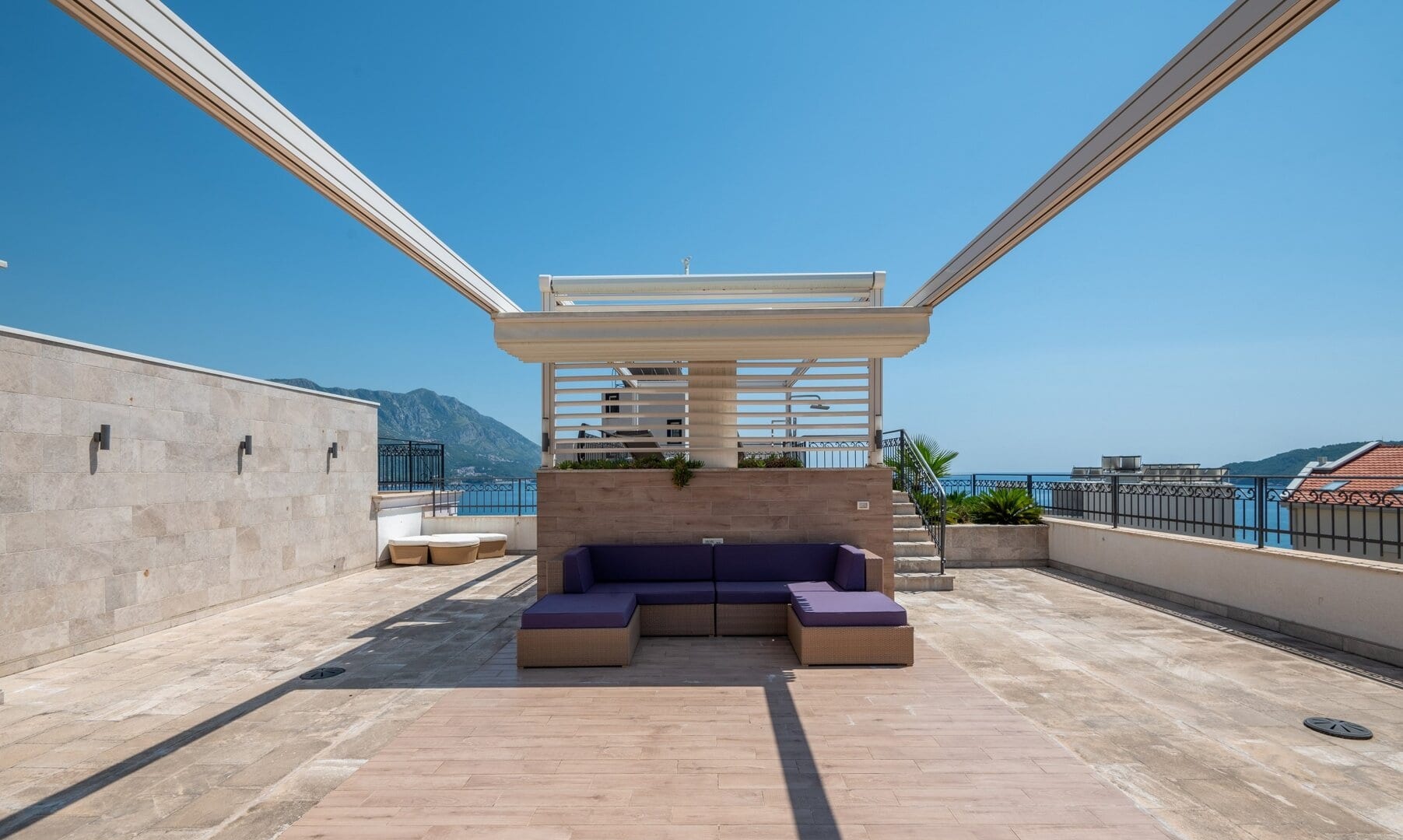Two-Bedroom Penthouse with Rooftop Jacuzzi in Bečići