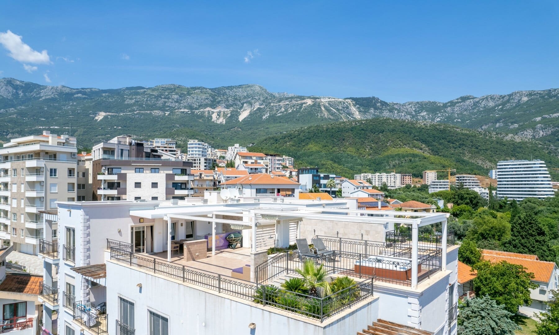 Two-Bedroom Penthouse with Rooftop Jacuzzi in Bečići, Budva
