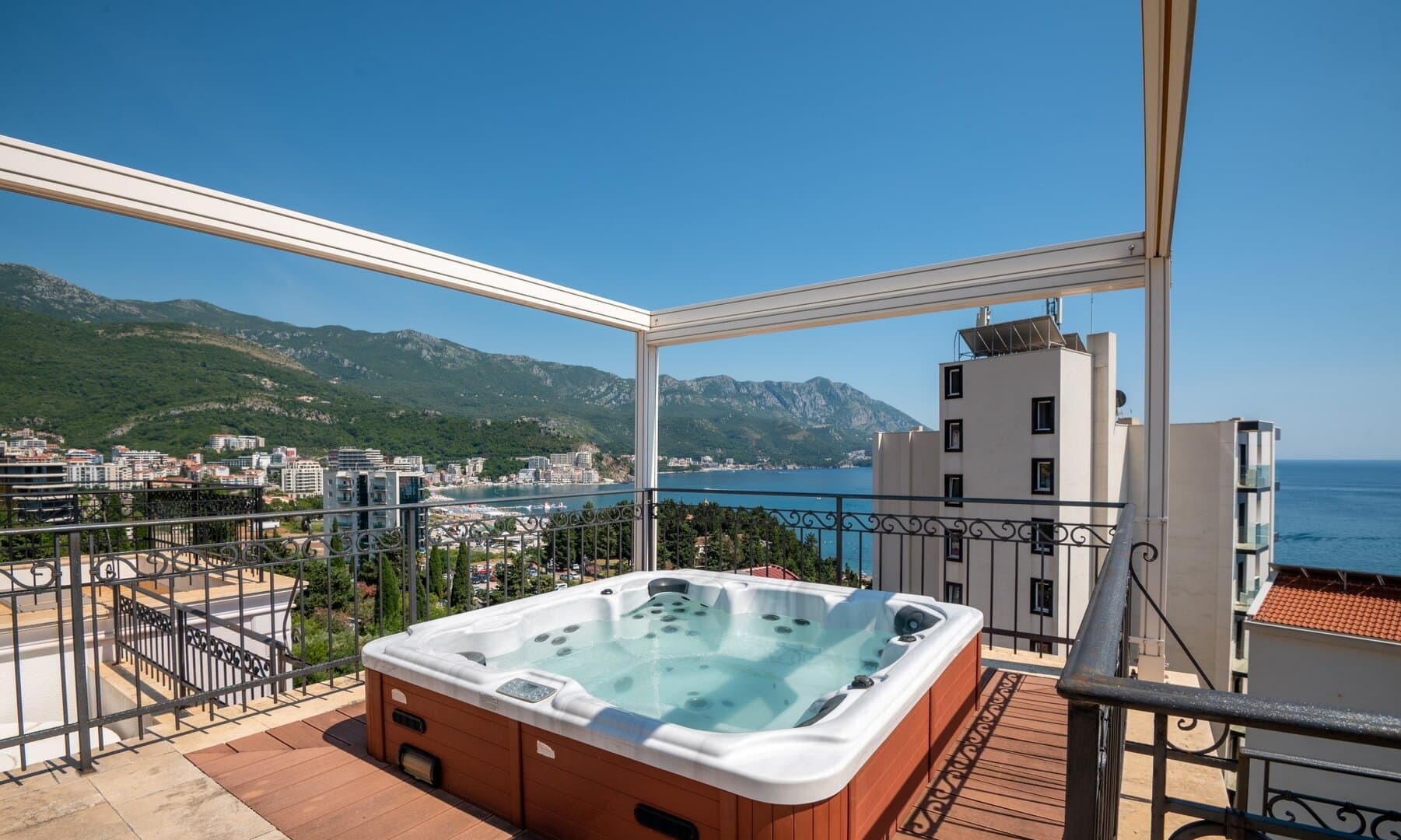 Two-Bedroom Penthouse with Rooftop Jacuzzi in Bečići