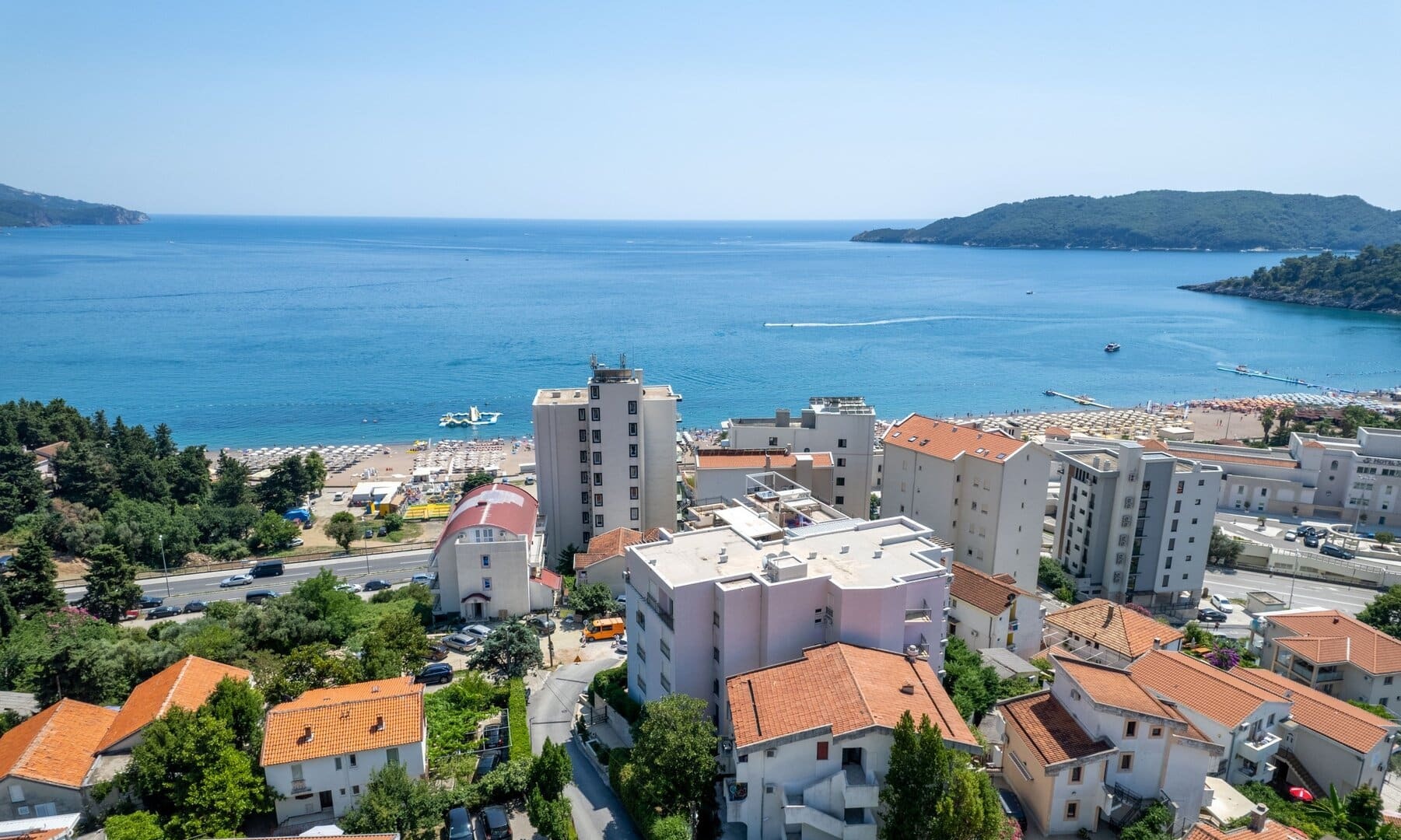 Two-Bedroom Penthouse with Rooftop Jacuzzi in Bečići