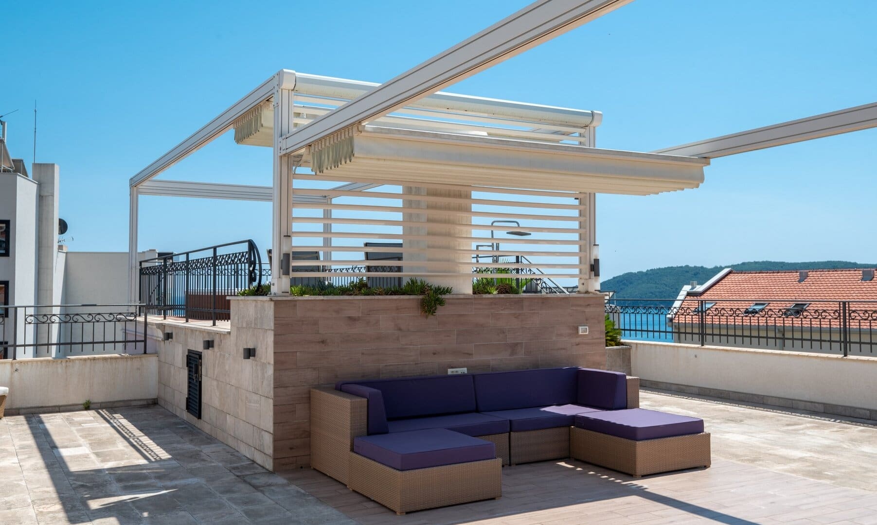 Two-Bedroom Penthouse with Rooftop Jacuzzi in Bečići