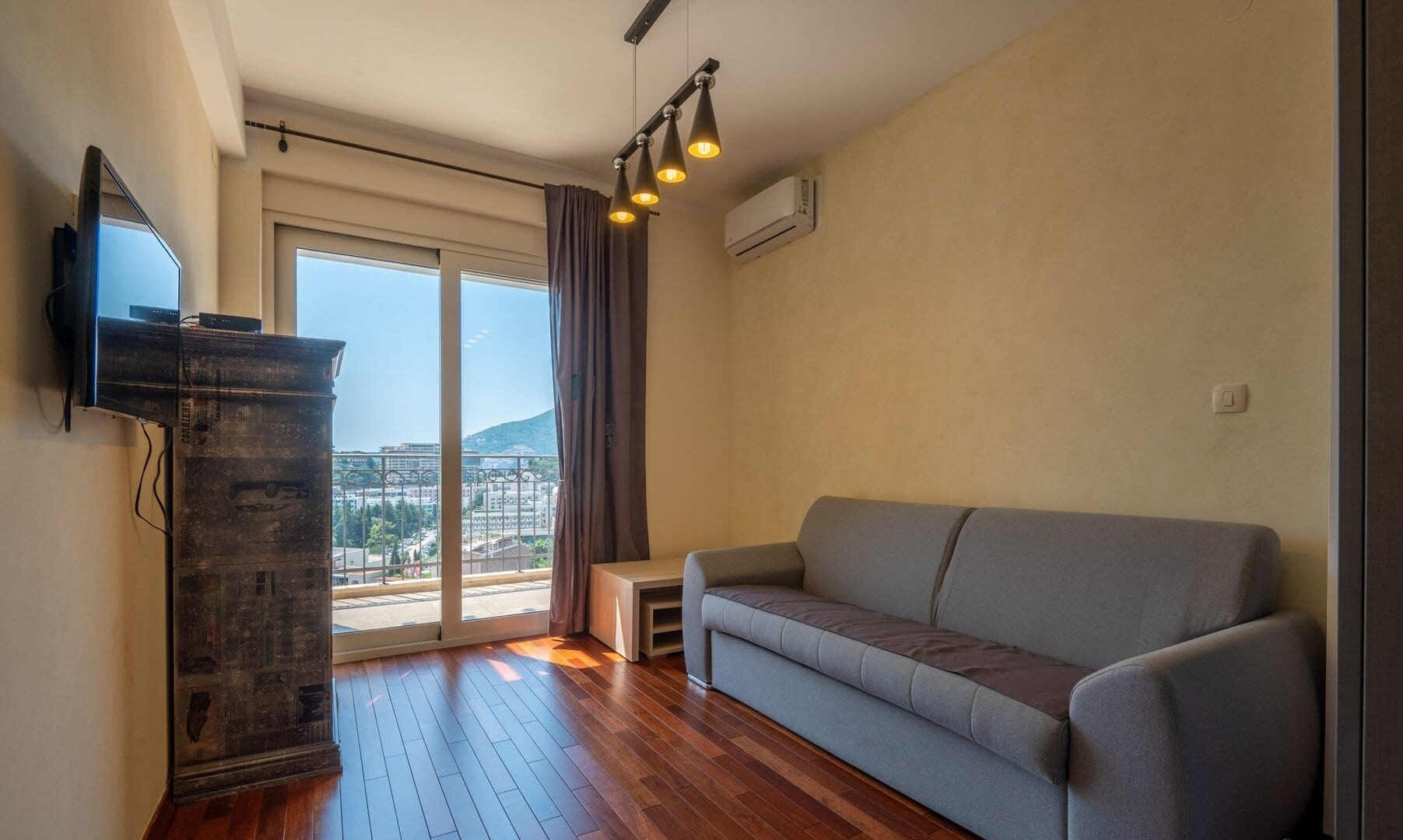 Two-Bedroom Penthouse with Rooftop Jacuzzi in Bečići