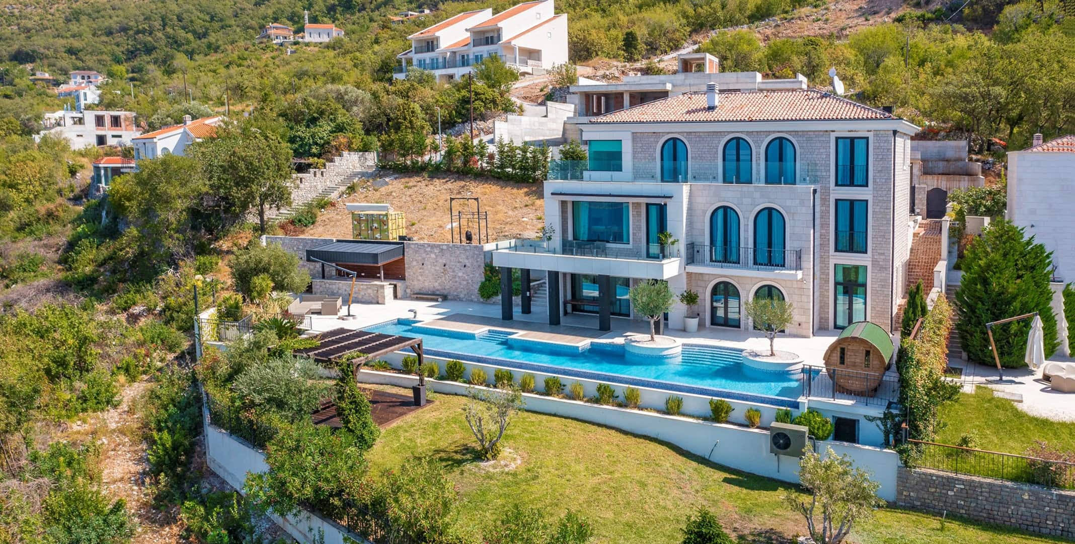 Six-Bedroom Villa with Pool in Blizikuće, Budva Riviera
