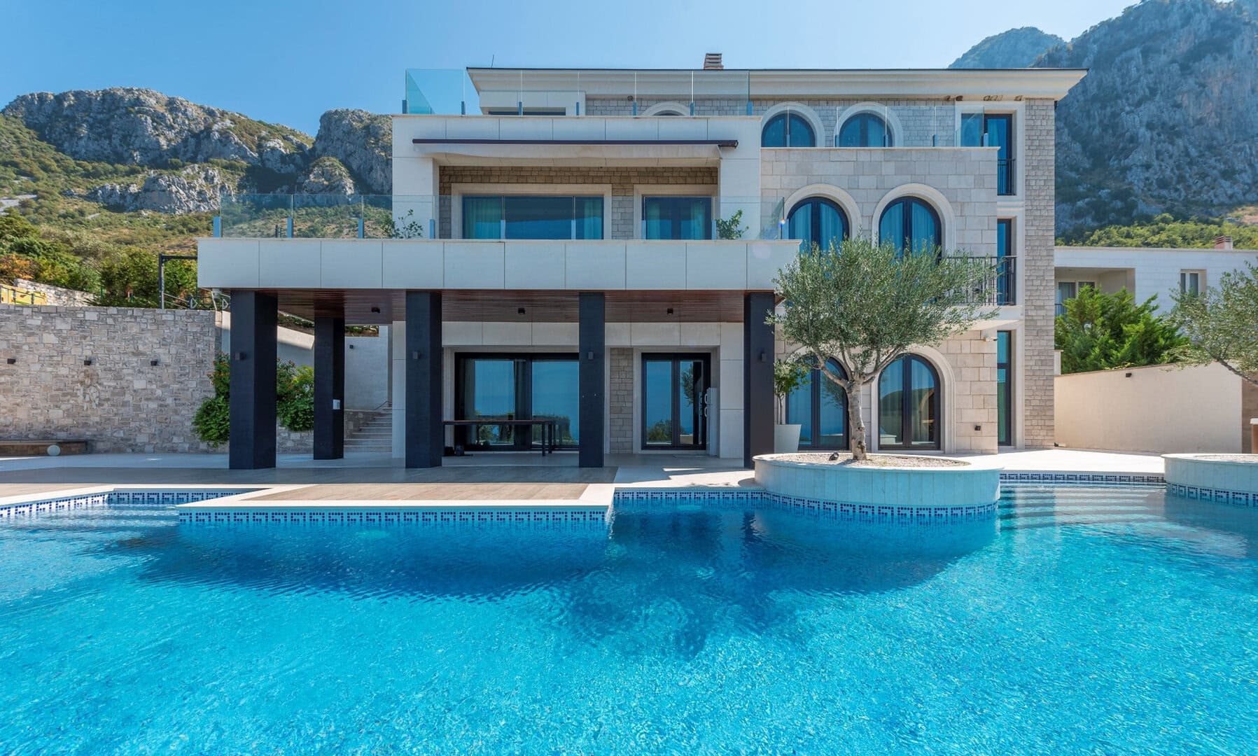 Six-Bedroom Villa with Pool in Blizikuće, Budva Riviera