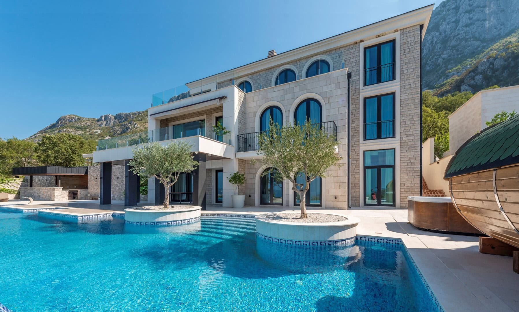 Six-Bedroom Villa with Pool in Blizikuće, Budva Riviera