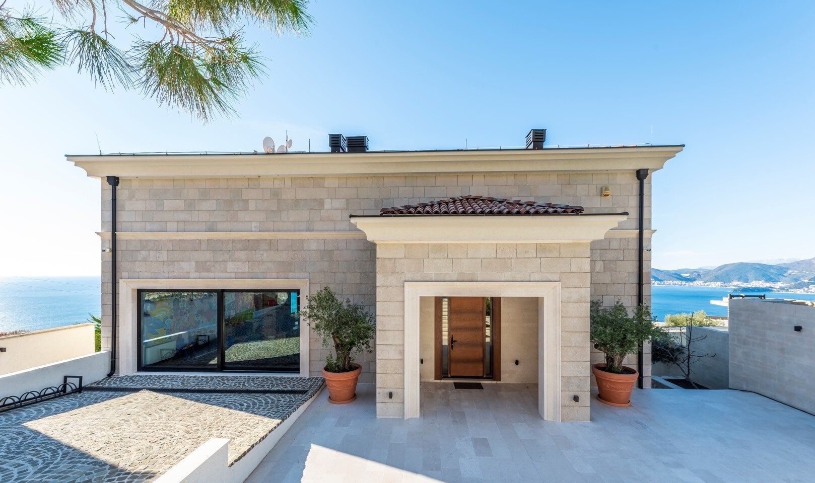 Six-Bedroom Villa with Pool in Blizikuće, Budva Riviera