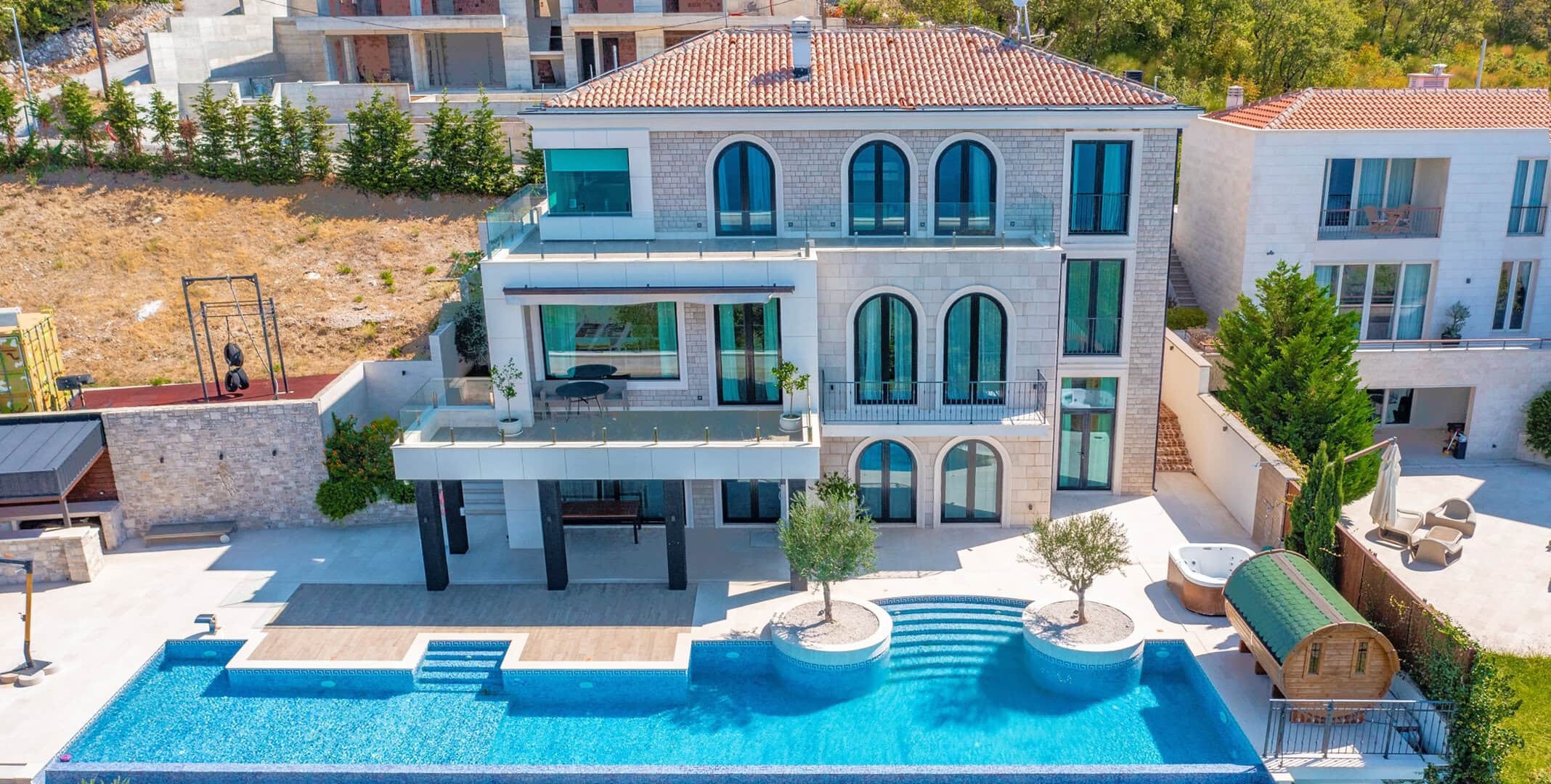 Six-Bedroom Villa with Pool in Blizikuće, Budva Riviera