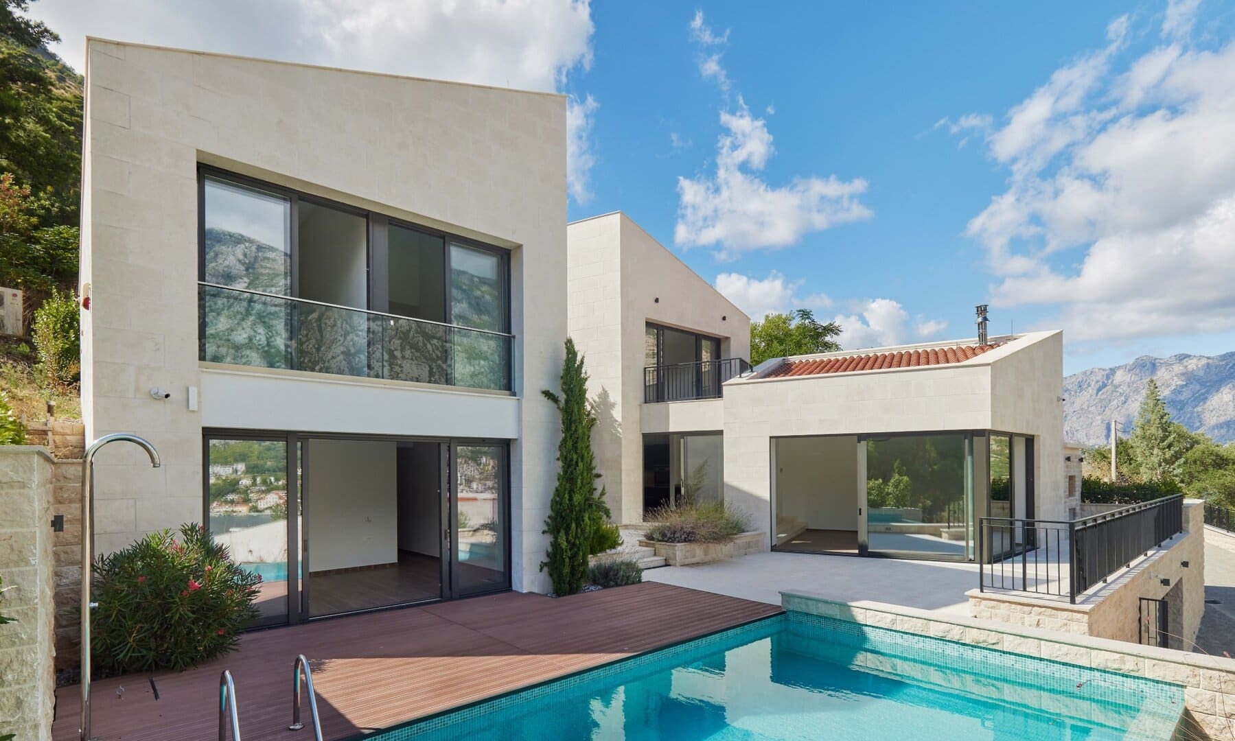 Four-Bedroom Villa Cherrie with Infinity Pool in Prčanj, Kotor