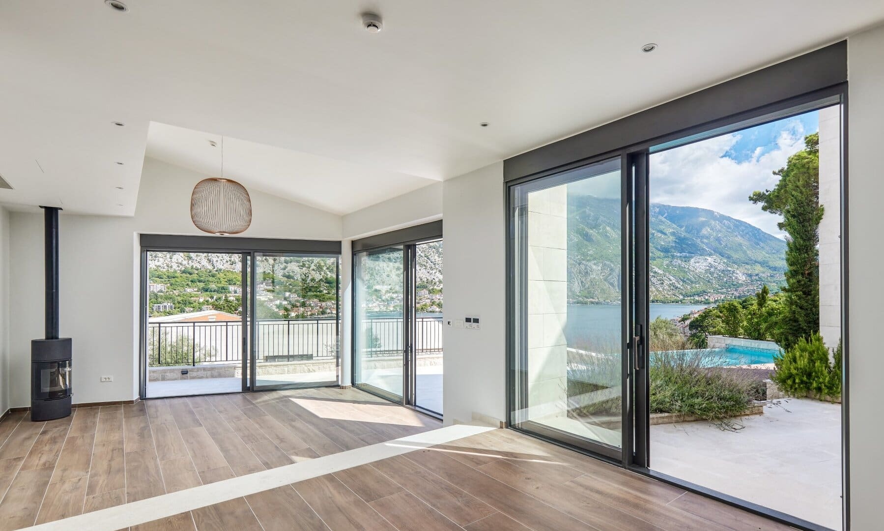 Four-Bedroom Villa Cherrie with Infinity Pool in Prčanj, Kotor